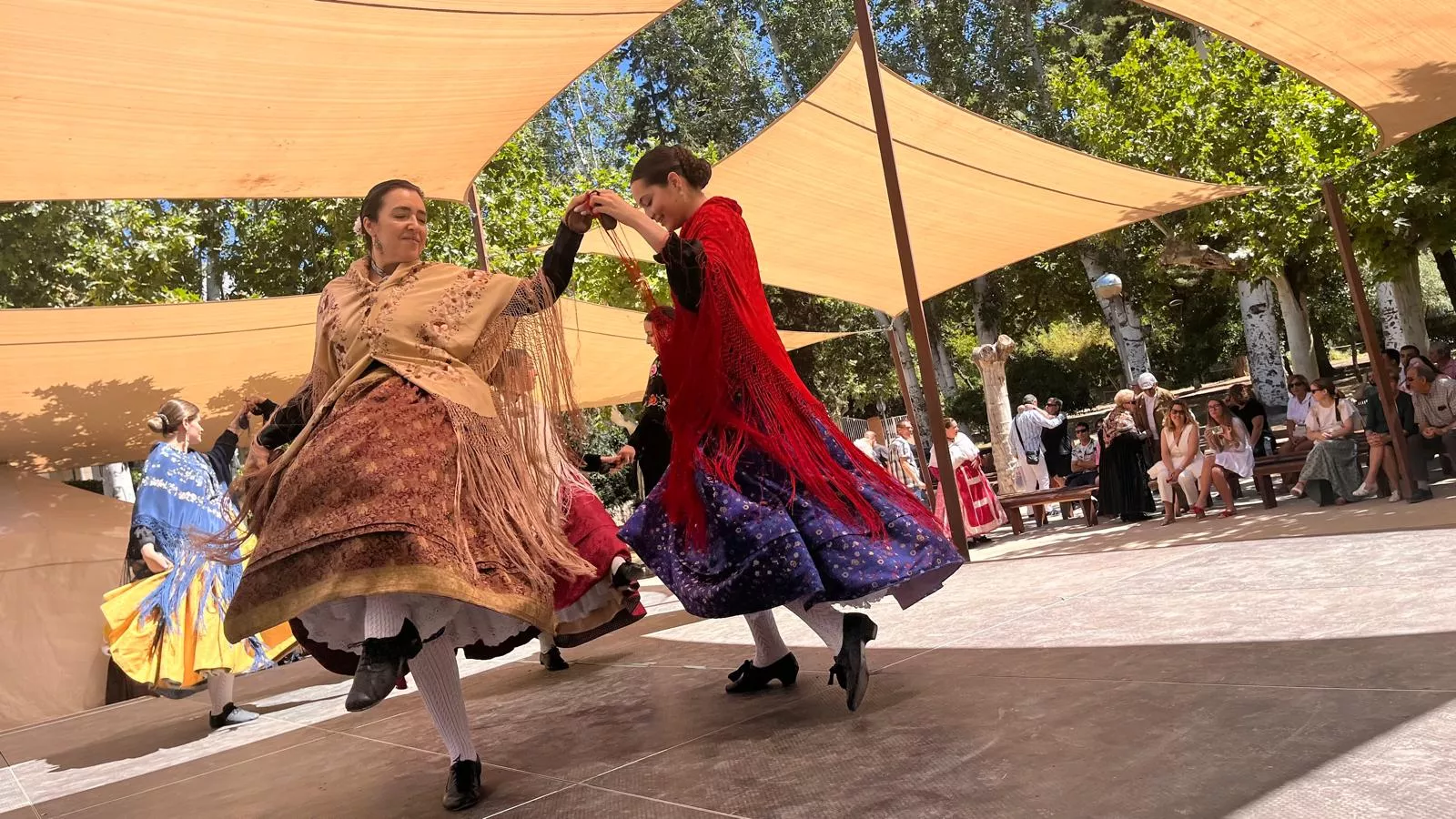 Actuación de la Escuela Alborozo en el parque Miguel Servet. Foto Mercedes Manterola
