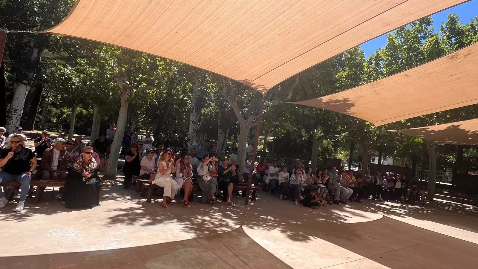 Actuación de la Escuela Alborozo en el parque Miguel Servet. Foto Mercedes Manterola