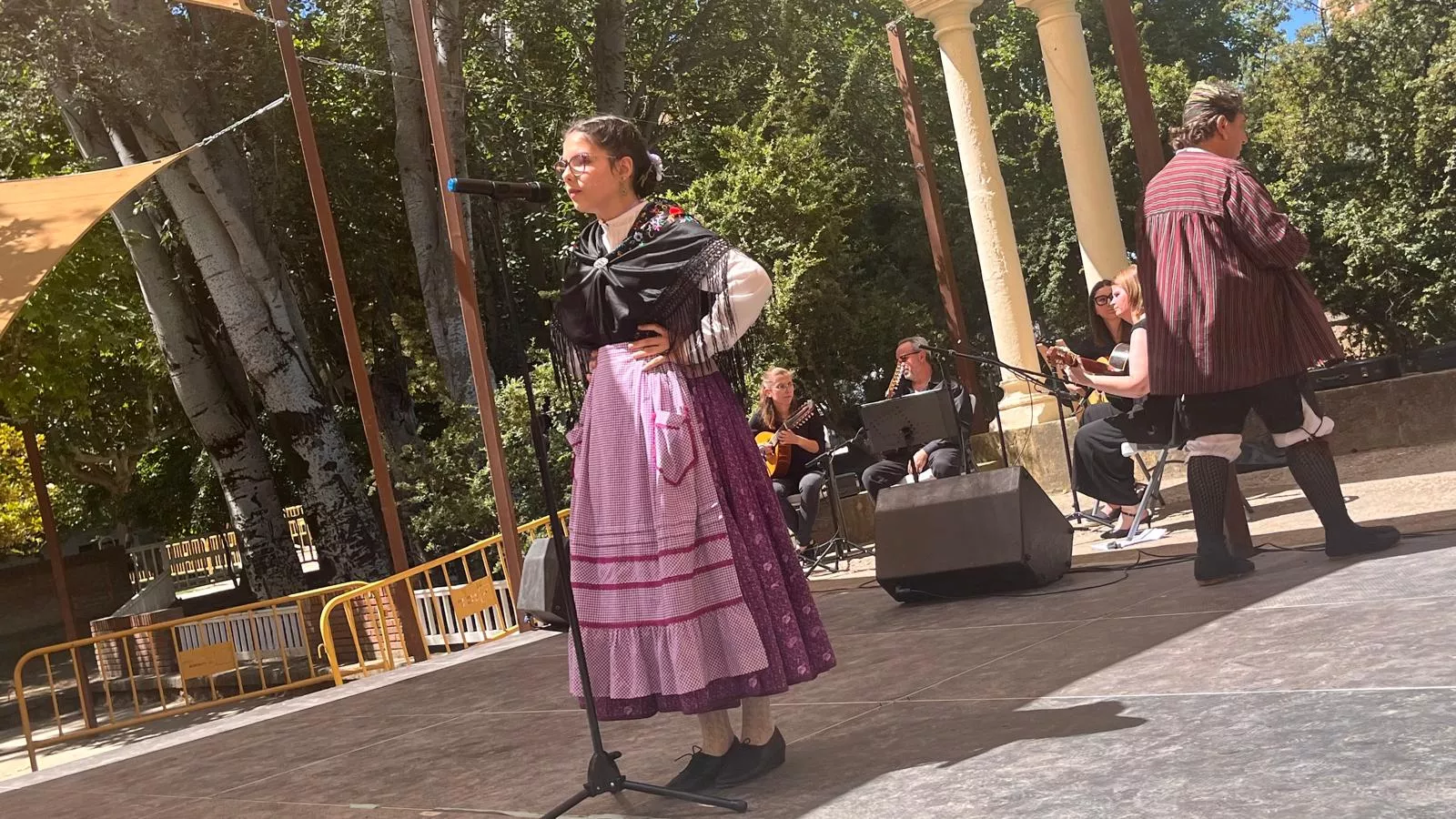 Actuación de la Escuela Alborozo en el parque Miguel Servet. Foto Mercedes Manterola