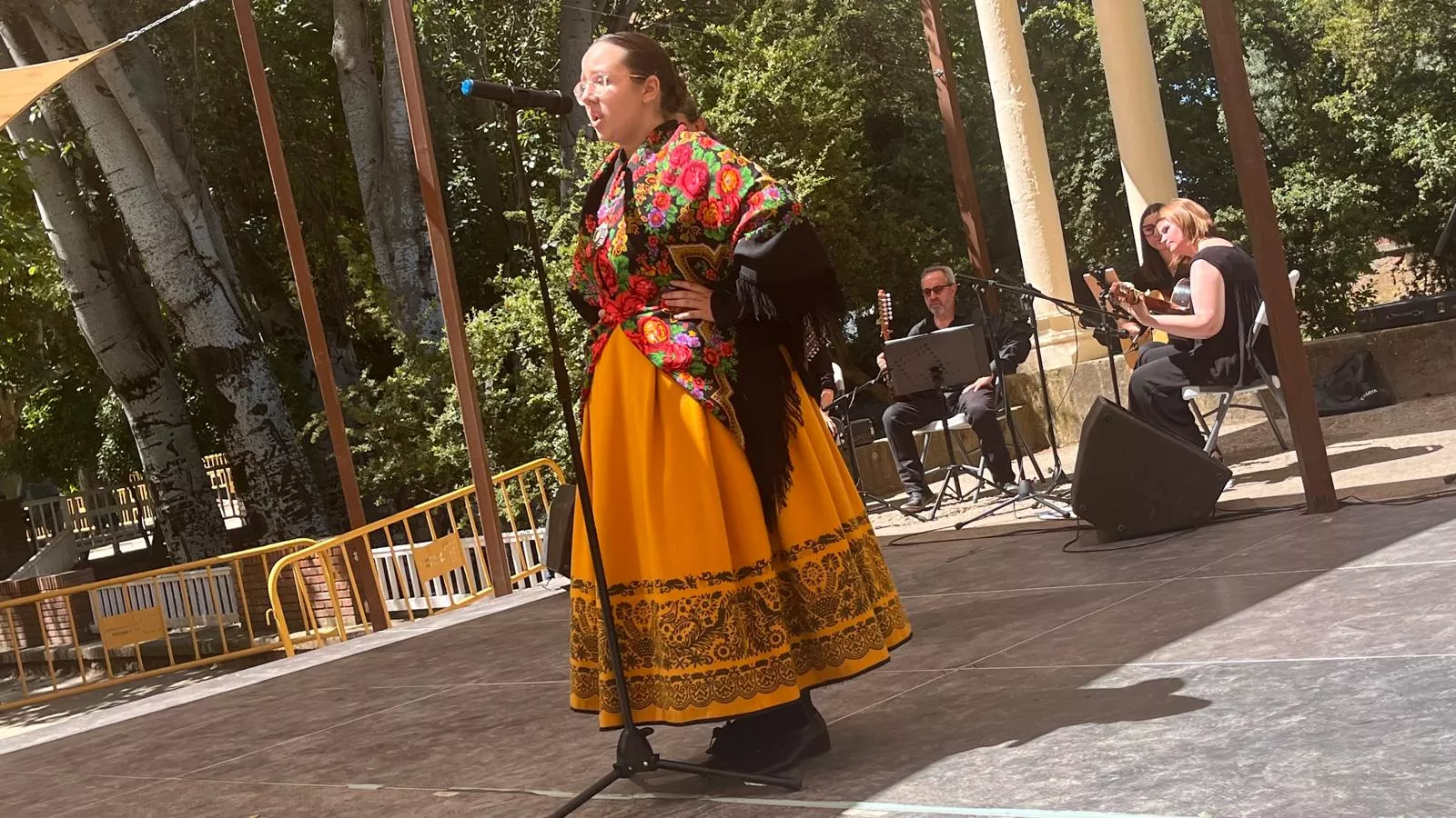 Actuación de la Escuela Alborozo en el parque Miguel Servet. Foto Mercedes Manterola