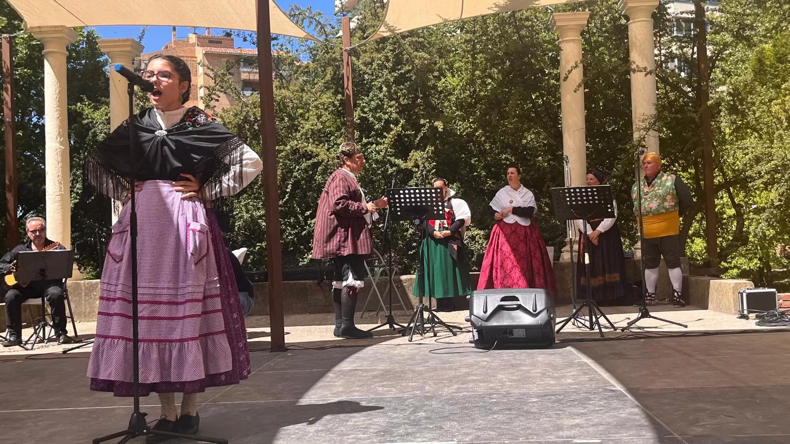 Actuación de la Escuela Alborozo en el parque Miguel Servet. Foto Mercedes Manterola