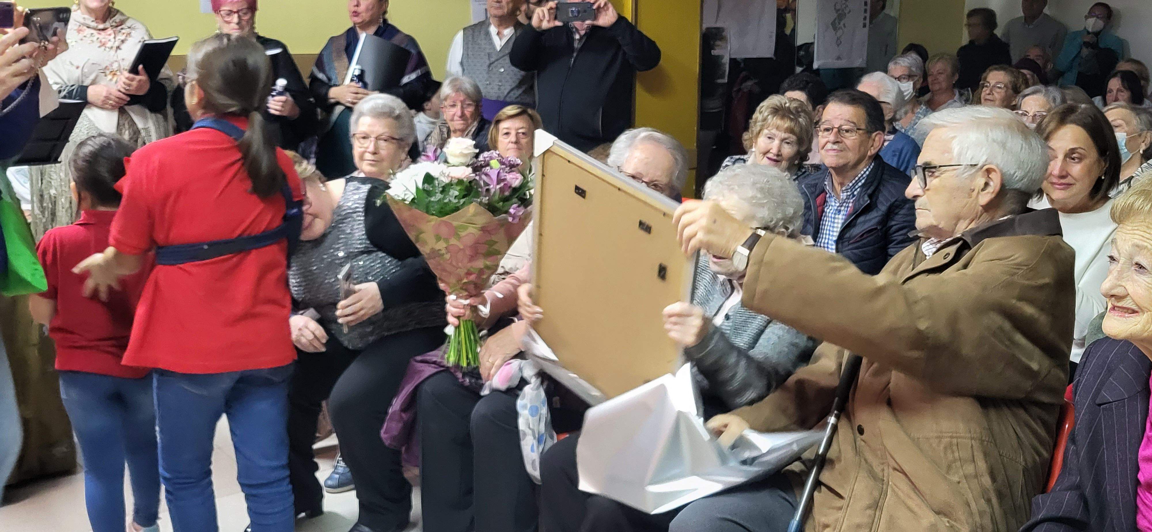 Imágenes del homenaje a Angelines Palacio. Foto Myriam Martínez 