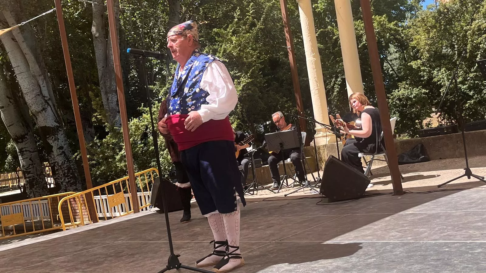 Actuación de la Escuela Alborozo en el parque Miguel Servet. Foto Mercedes Manterola