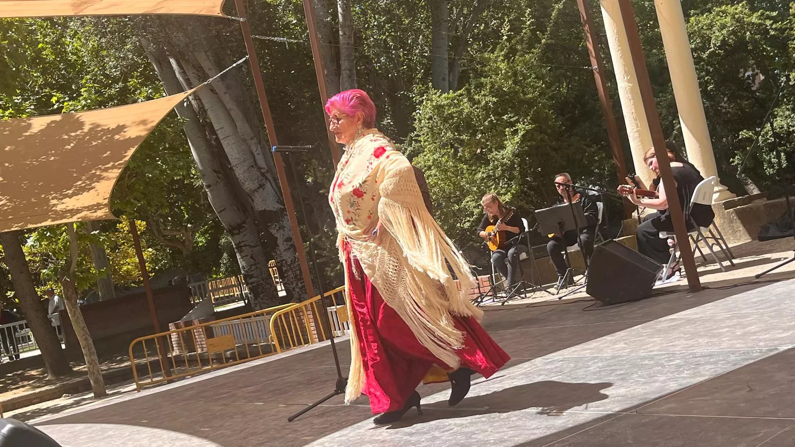 Actuación de la Escuela Alborozo en el parque Miguel Servet. Foto Mercedes Manterola