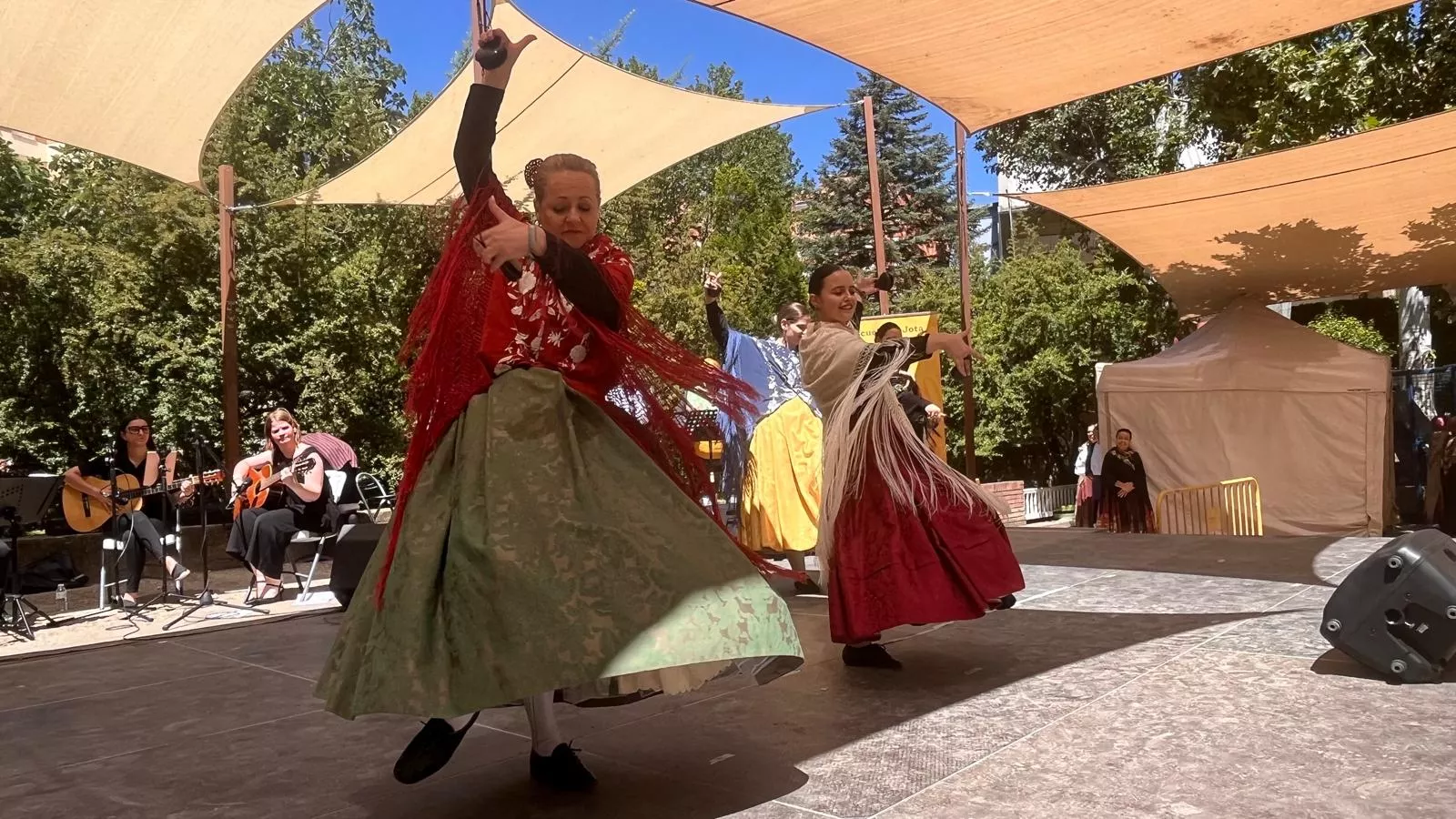 Actuación de la Escuela Alborozo en el parque Miguel Servet. Foto Mercedes Manterola