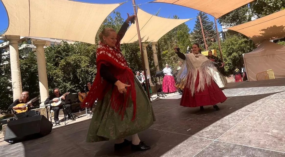 Actuación de la Escuela Alborozo en el parque Miguel Servet. Foto Mercedes Manterola
