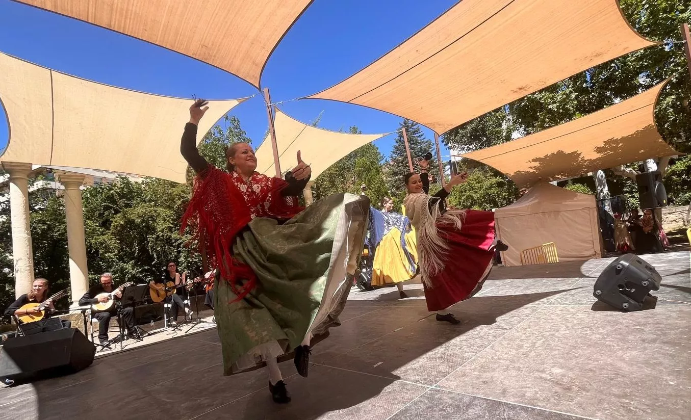Actuación de la Escuela Alborozo en el parque Miguel Servet. Foto Mercedes Manterola