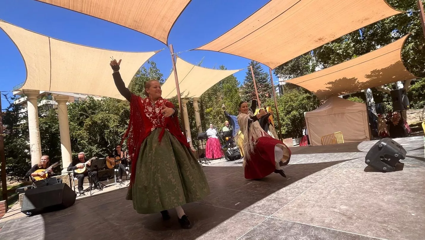 Actuación de la Escuela Alborozo en el parque Miguel Servet. Foto Mercedes Manterola