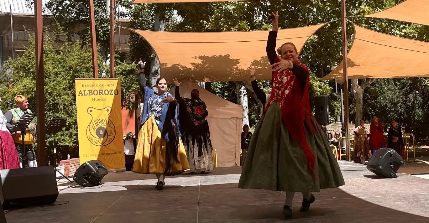 Actuación de la Escuela Alborozo en el parque Miguel Servet. Foto Mercedes Manterola