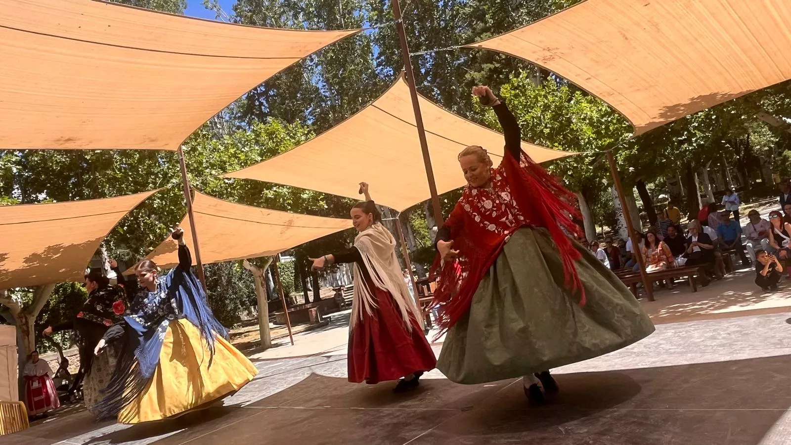 Actuación de la Escuela Alborozo en el parque Miguel Servet. Foto Mercedes Manterola
