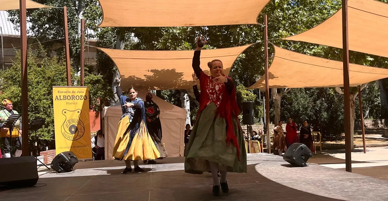 Actuación de la Escuela Alborozo en el parque Miguel Servet. Foto Mercedes Manterola