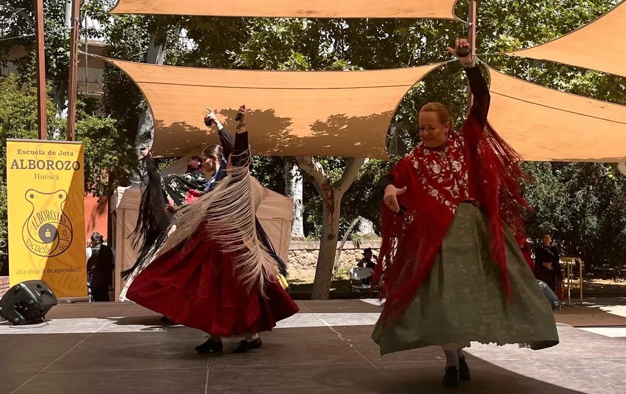 Actuación de la Escuela Alborozo en el parque Miguel Servet. Foto Mercedes Manterola