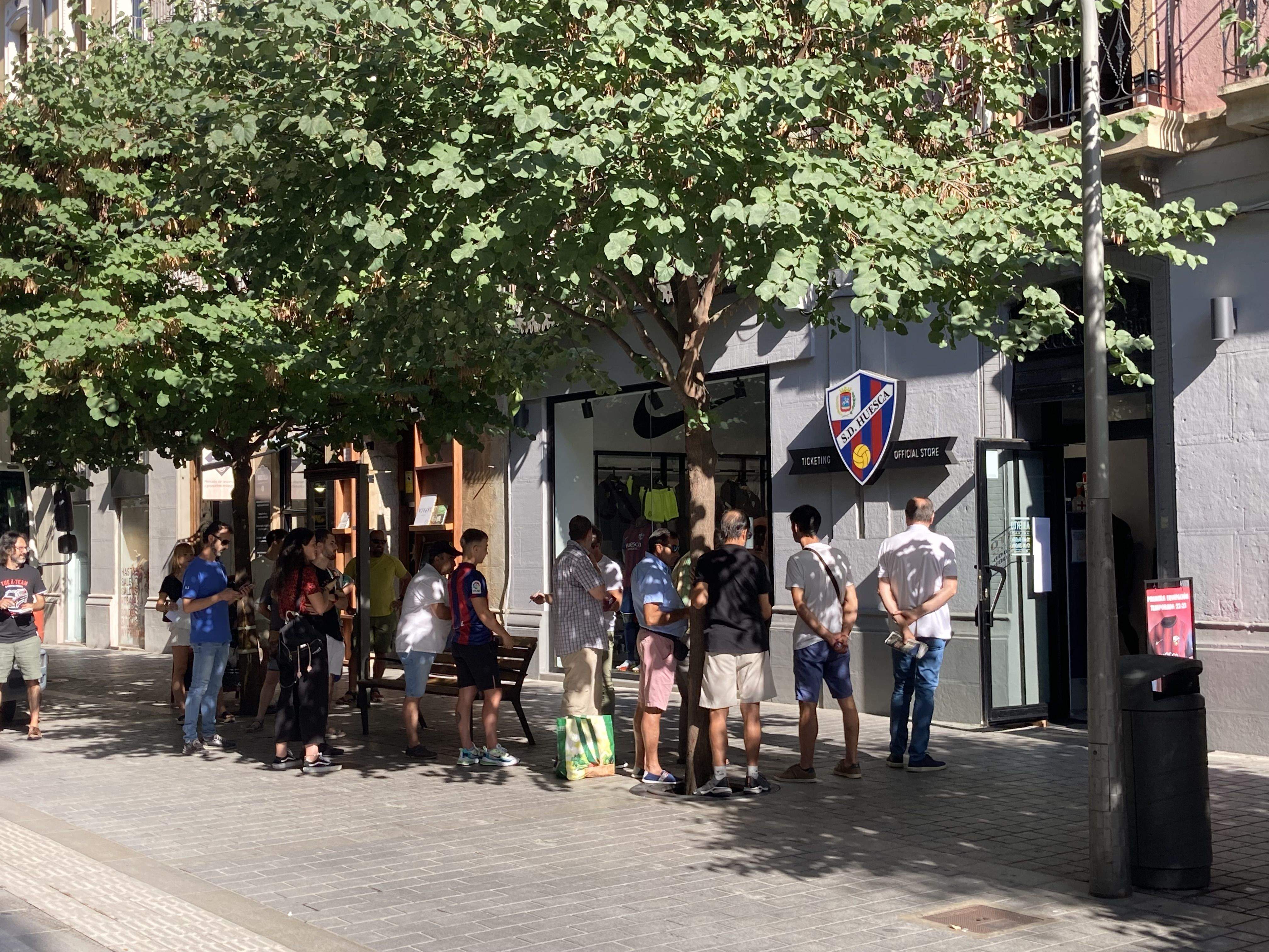 Una veintena de aficionados han hecho cola en la tienda del Huesca en la mañana del lunes para conseguir uno de los últimos 300 abonos disponibles. Foto: Adrián Mora