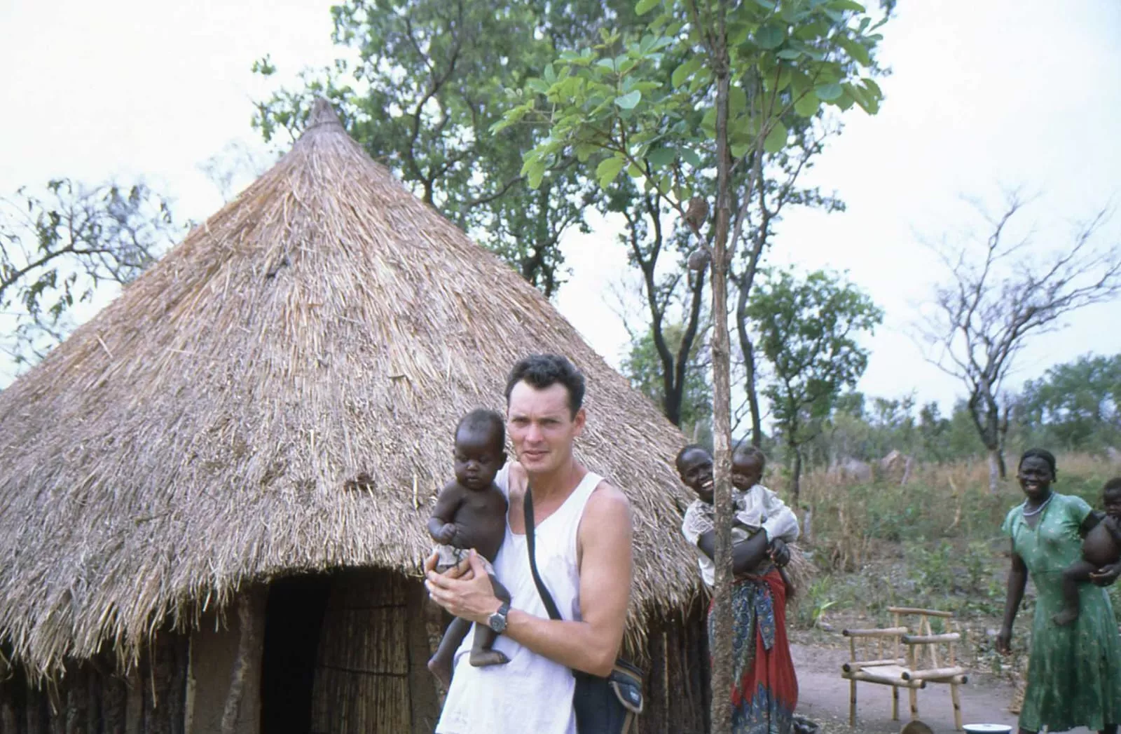 Marco Pascual con un bebé. Refugiados y mafiosos en la República del Congo