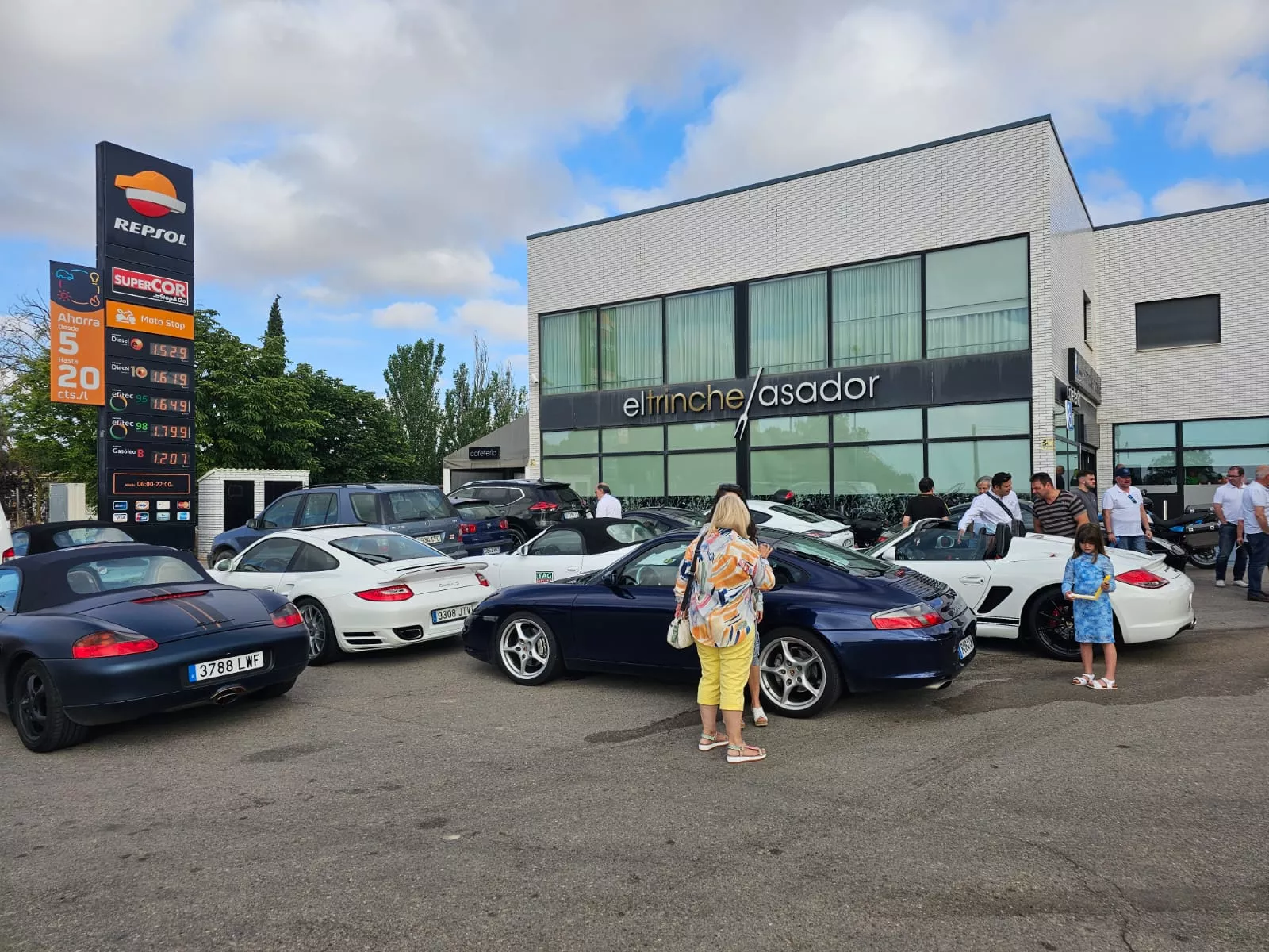 Reunión en la estación de servicio del Club Porsche de Aragón