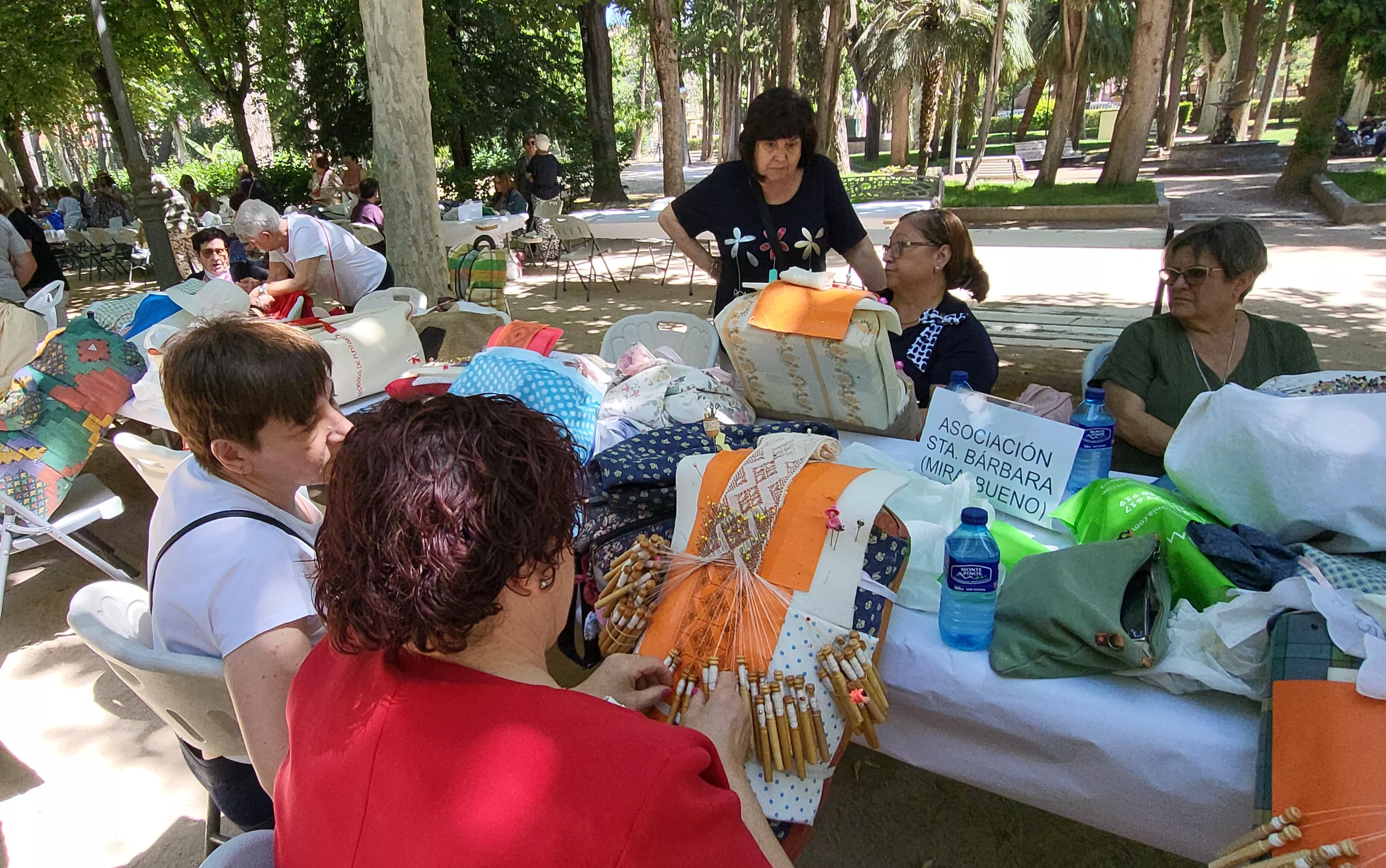 Encuentro de Bolillos de Huesca en el parque Miguel Servet. Foto Mercedes Manterola
