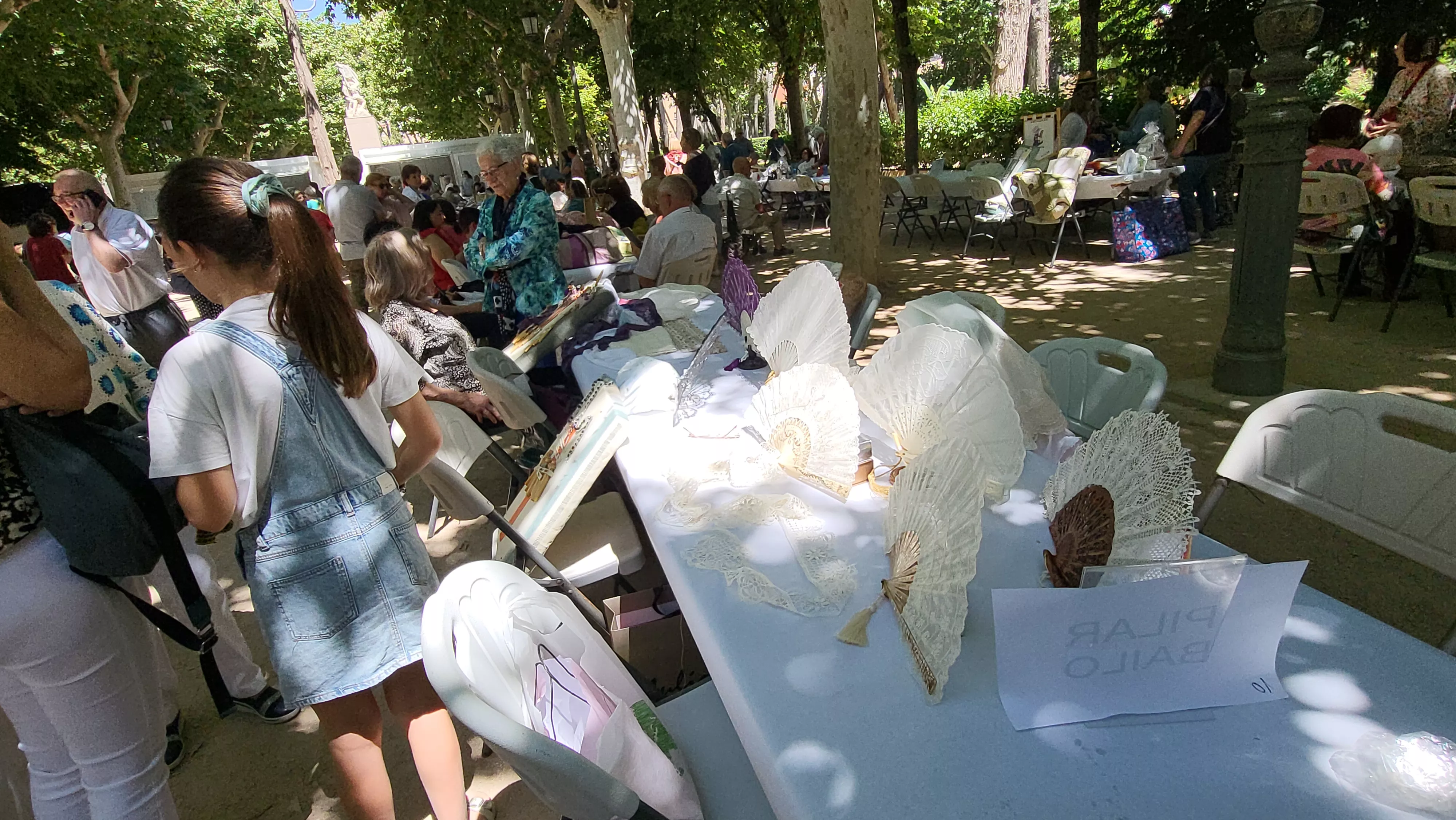 Encuentro de Bolillos de Huesca en el parque Miguel Servet. Foto Mercedes Manterola