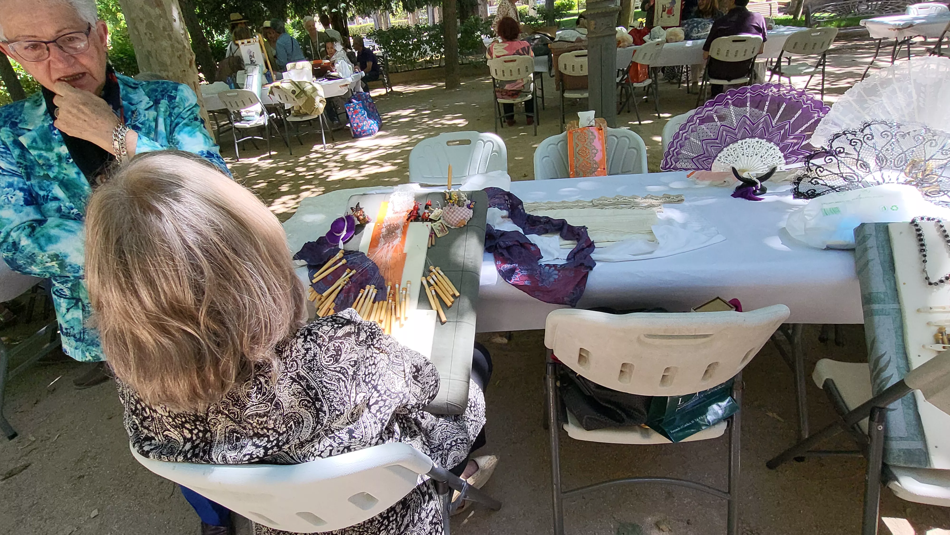 Encuentro de Bolillos de Huesca en el parque Miguel Servet. Foto Mercedes Manterola