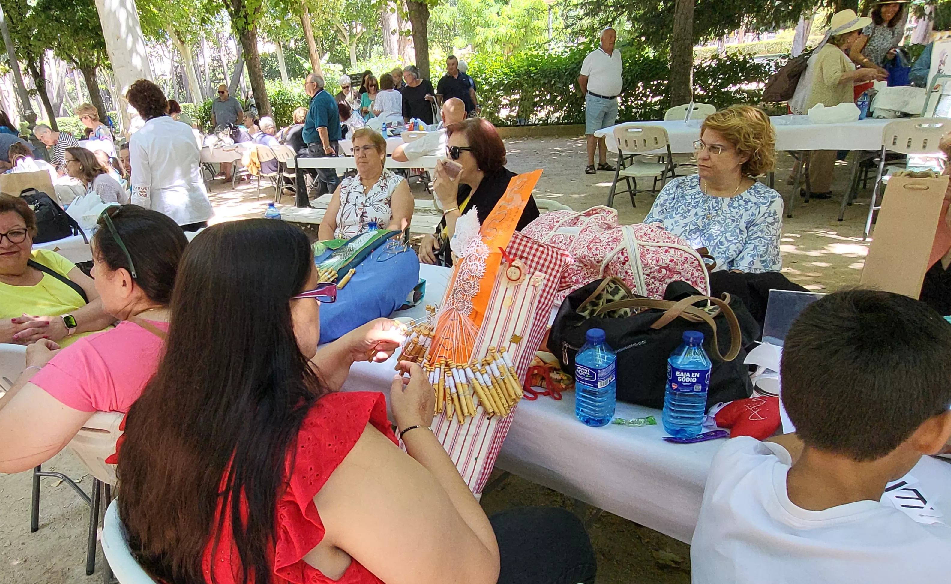 Encuentro de Bolillos de Huesca en el parque Miguel Servet. Foto Mercedes Manterola
