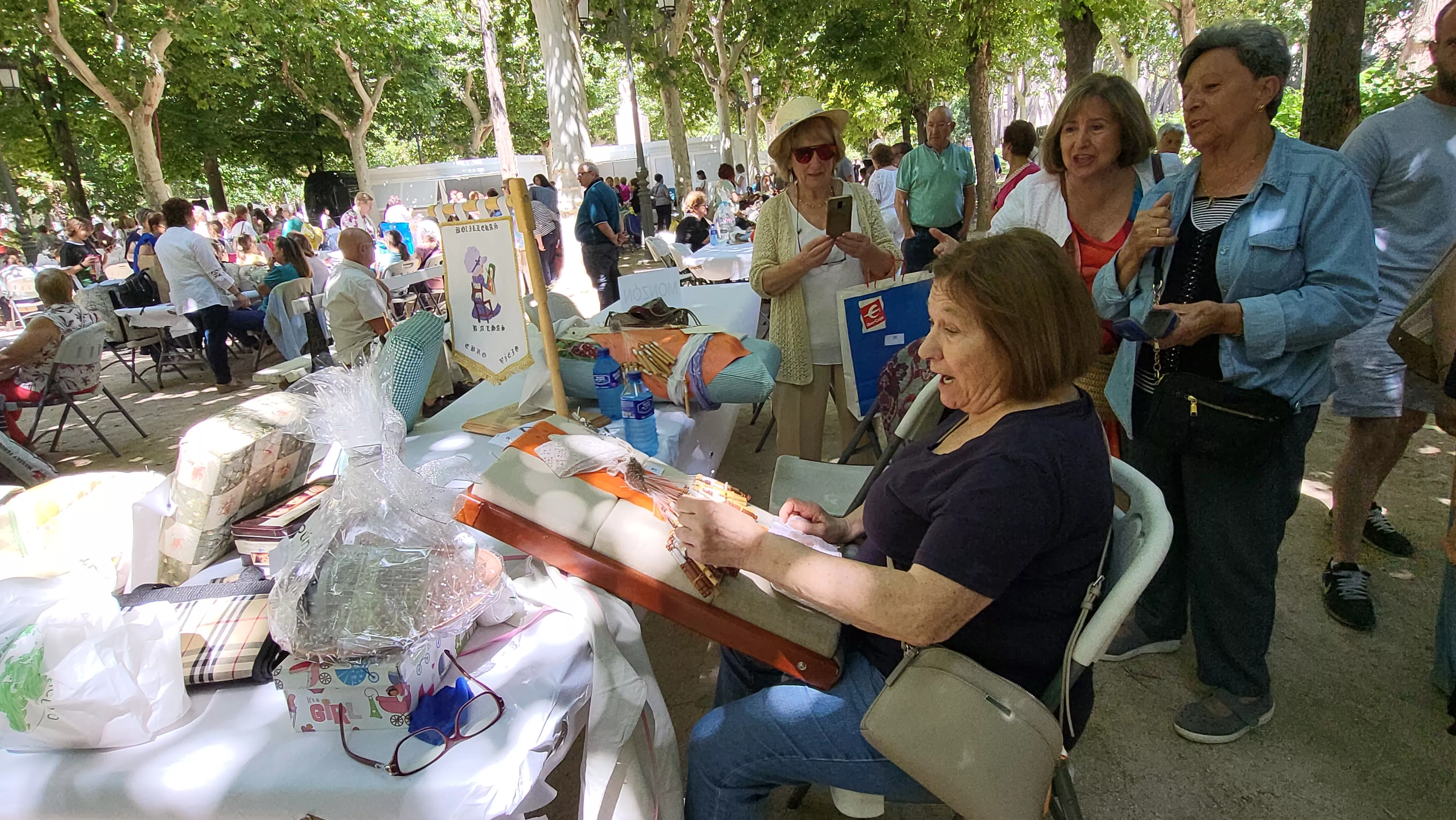 Encuentro de Bolillos de Huesca en el parque Miguel Servet. Foto Mercedes Manterola