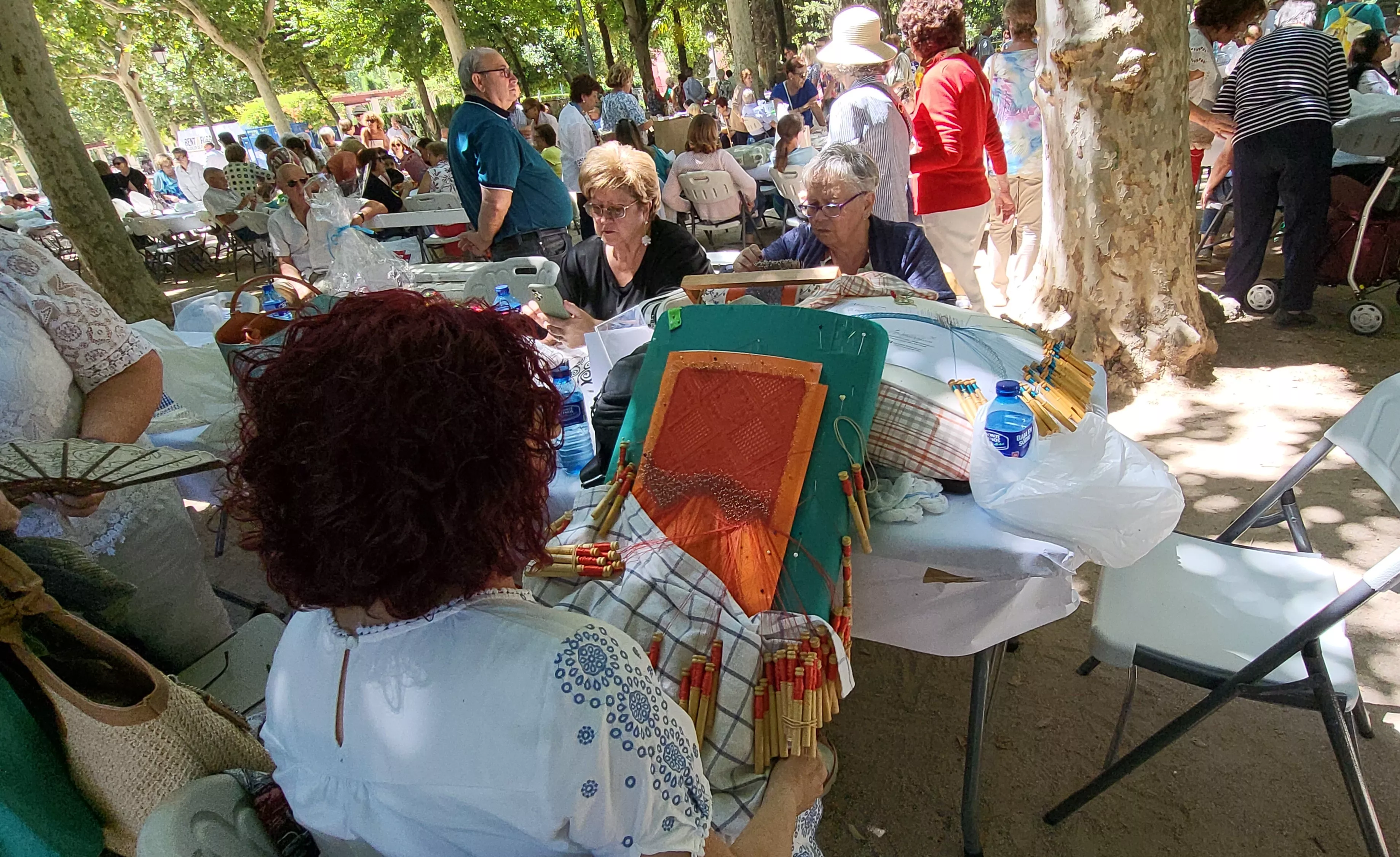 Encuentro de Bolillos de Huesca en el parque Miguel Servet. Foto Mercedes Manterola