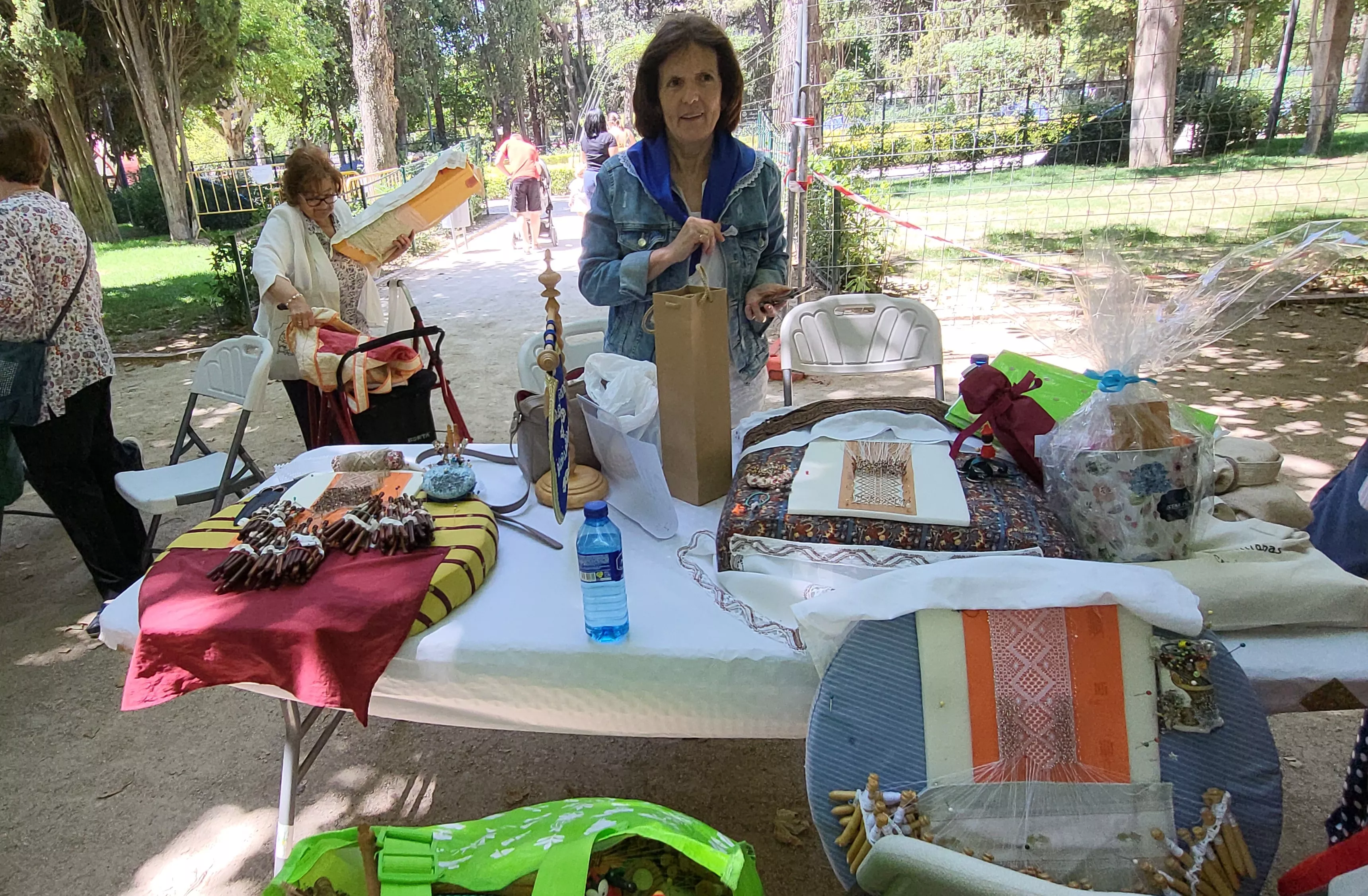 Encuentro de Bolillos de Huesca en el parque Miguel Servet. Foto Mercedes Manterola