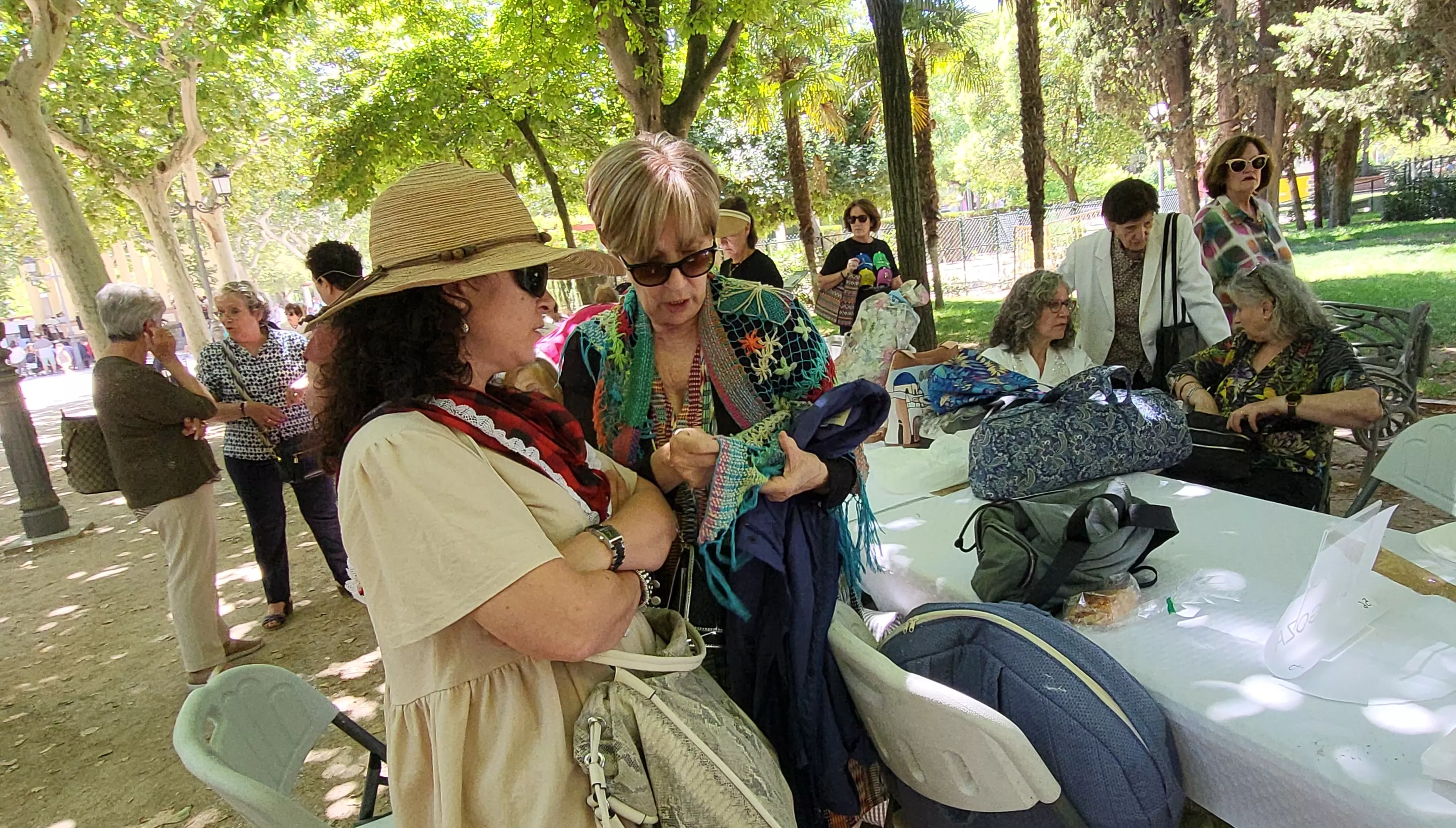Encuentro de Bolillos de Huesca en el parque Miguel Servet. Foto Mercedes Manterola
