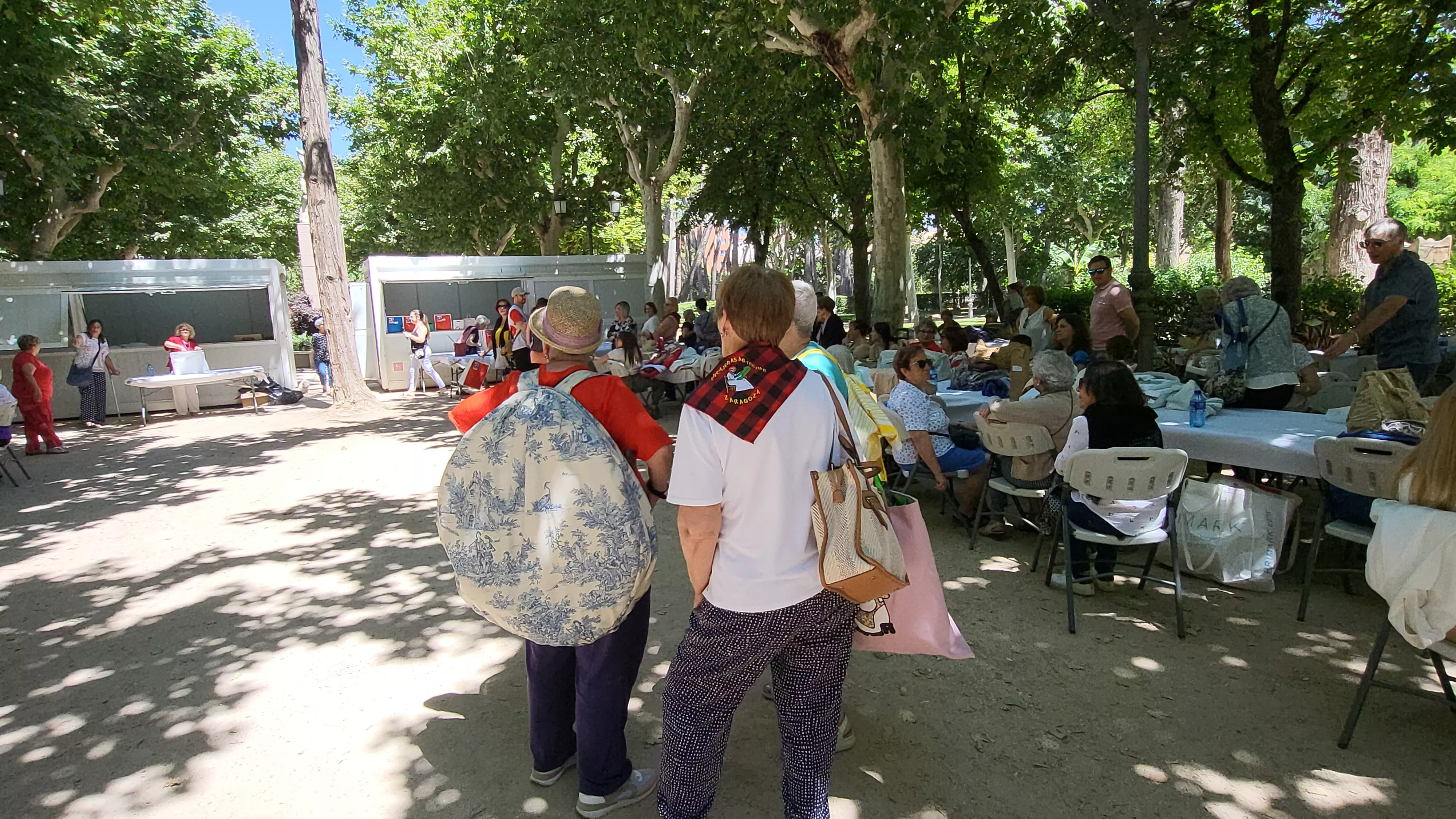 Encuentro de Bolillos de Huesca en el parque Miguel Servet. Foto Mercedes Manterola