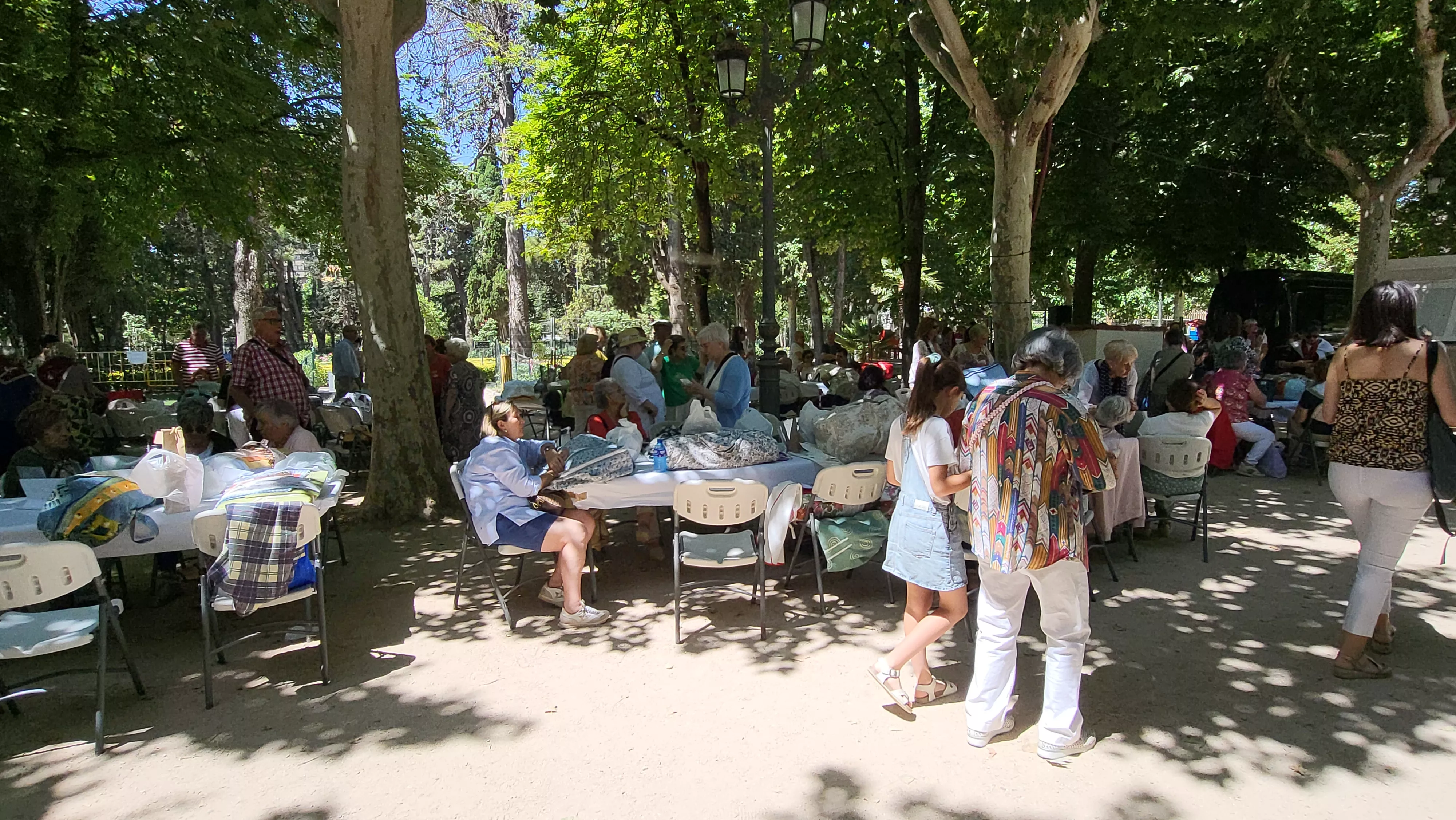 Encuentro de Bolillos de Huesca en el parque Miguel Servet. Foto Mercedes Manterola