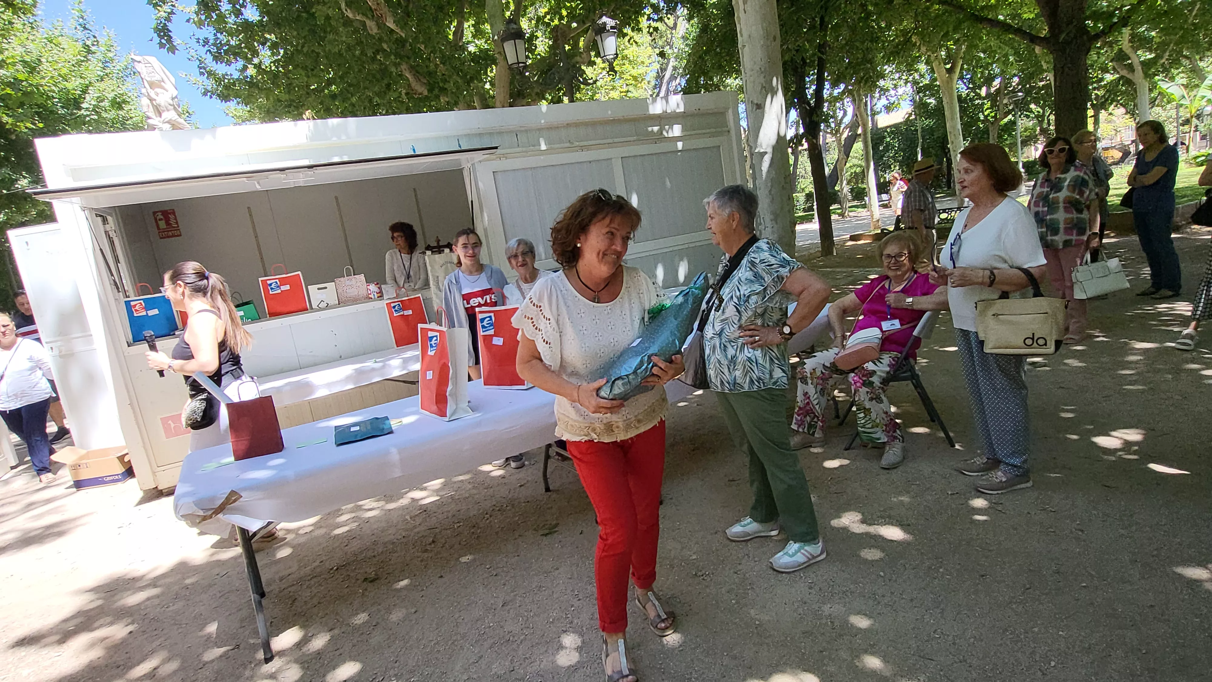 Encuentro de Bolillos de Huesca en el parque Miguel Servet. Foto Mercedes Manterola