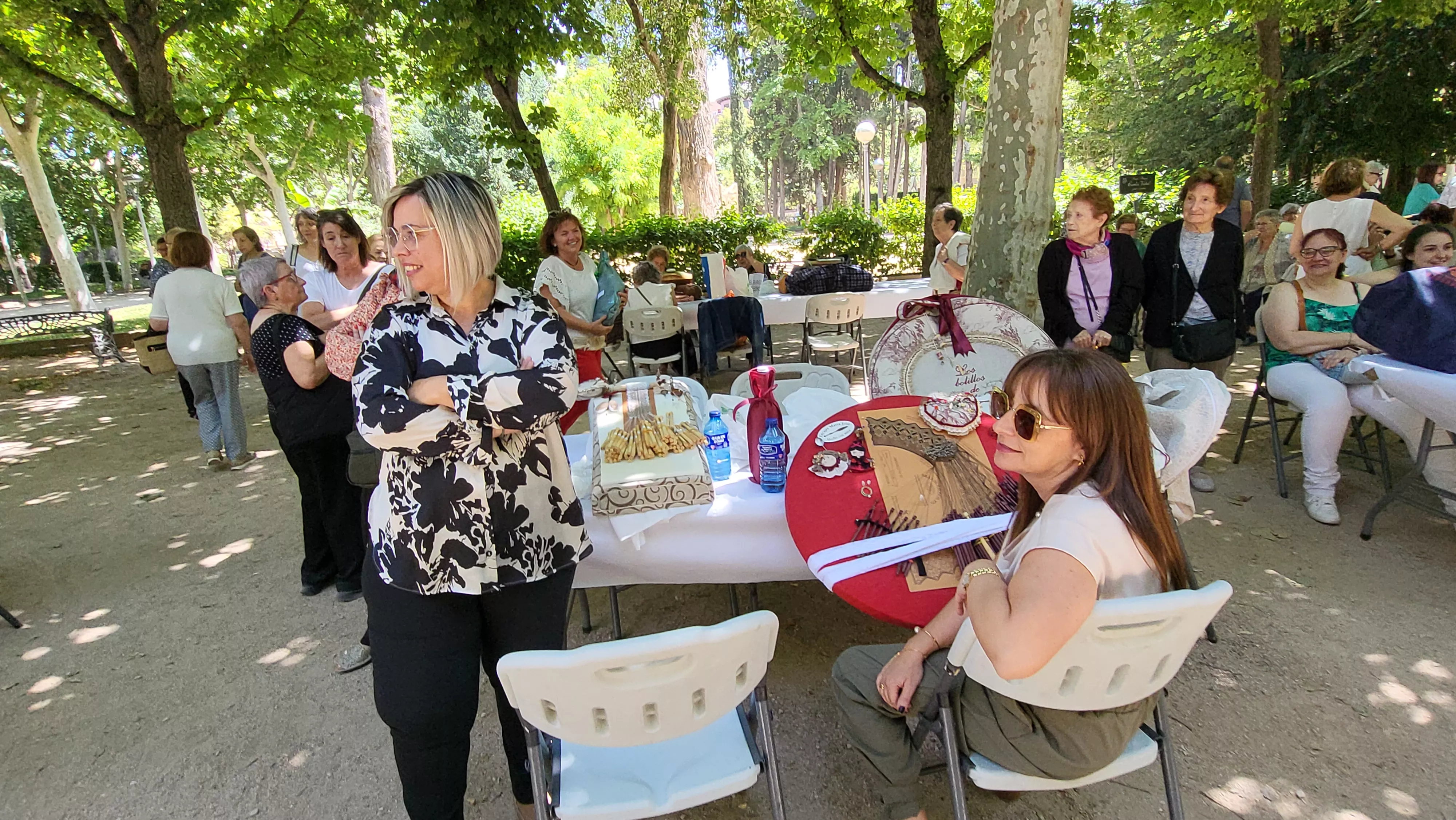 Encuentro de Bolillos de Huesca en el parque Miguel Servet. Foto Mercedes Manterola