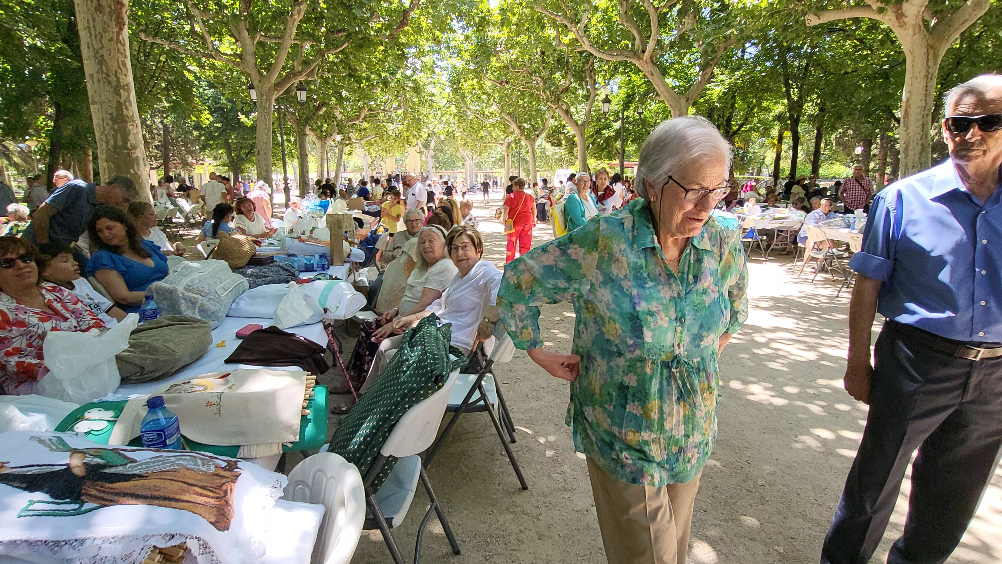 Encuentro de Bolillos de Huesca en el parque Miguel Servet. Foto Mercedes Manterola