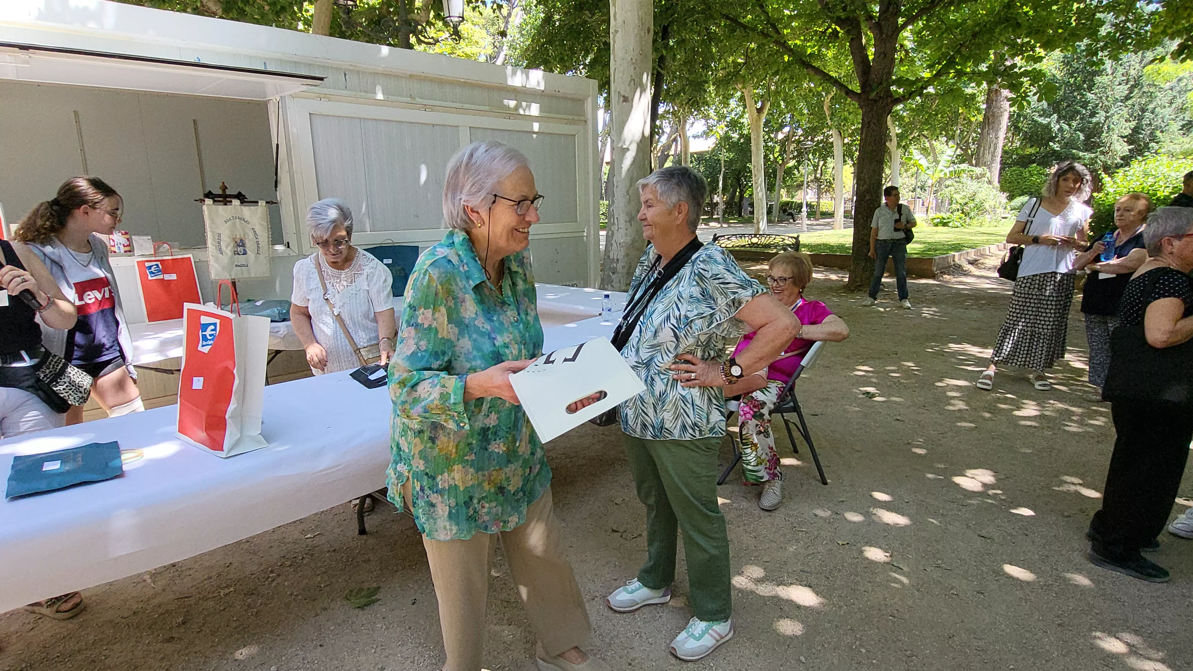 Encuentro de Bolillos de Huesca en el parque Miguel Servet. Foto Mercedes Manterola