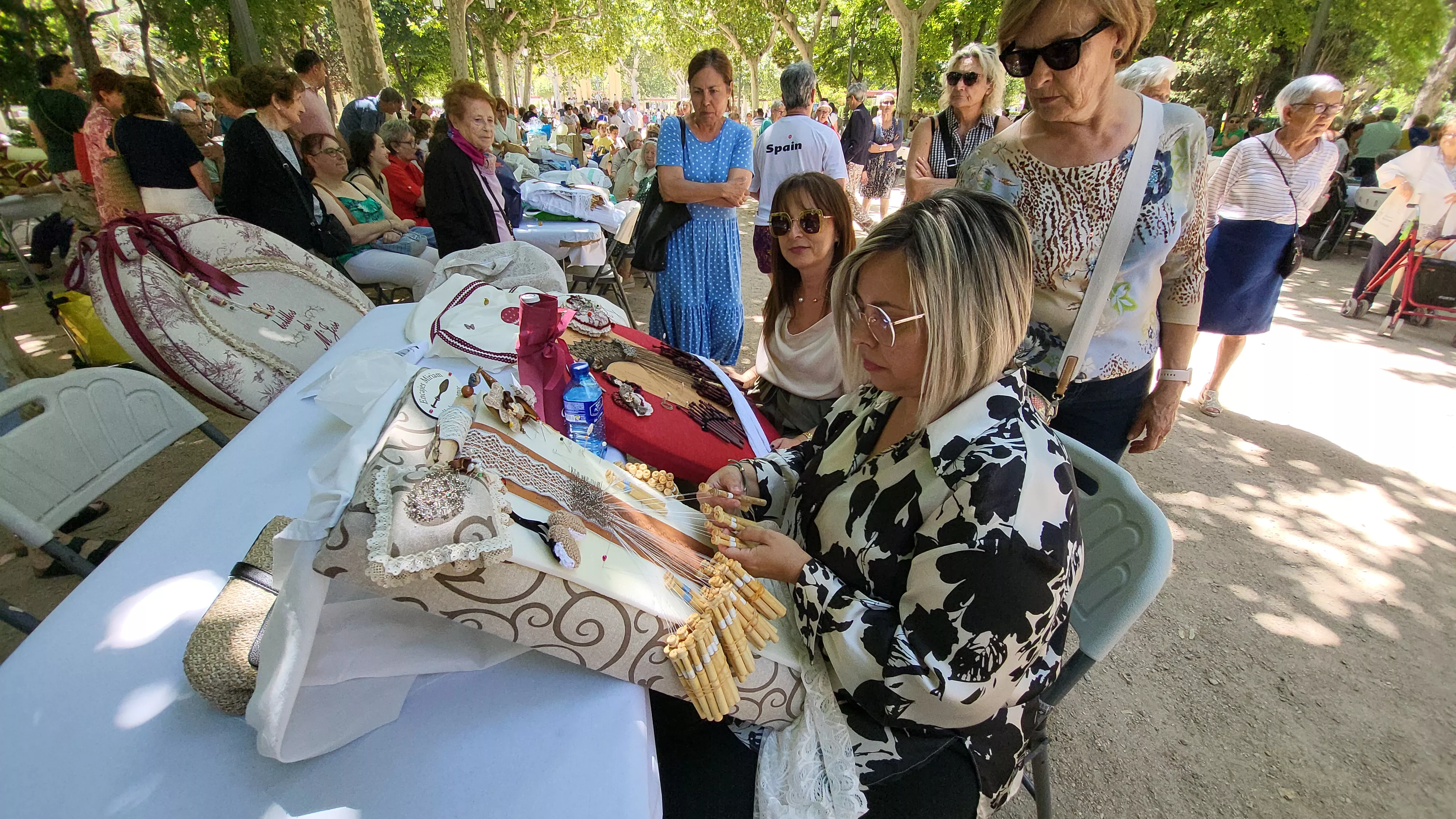 Encuentro de Bolillos de Huesca en el parque Miguel Servet. Foto Mercedes Manterola