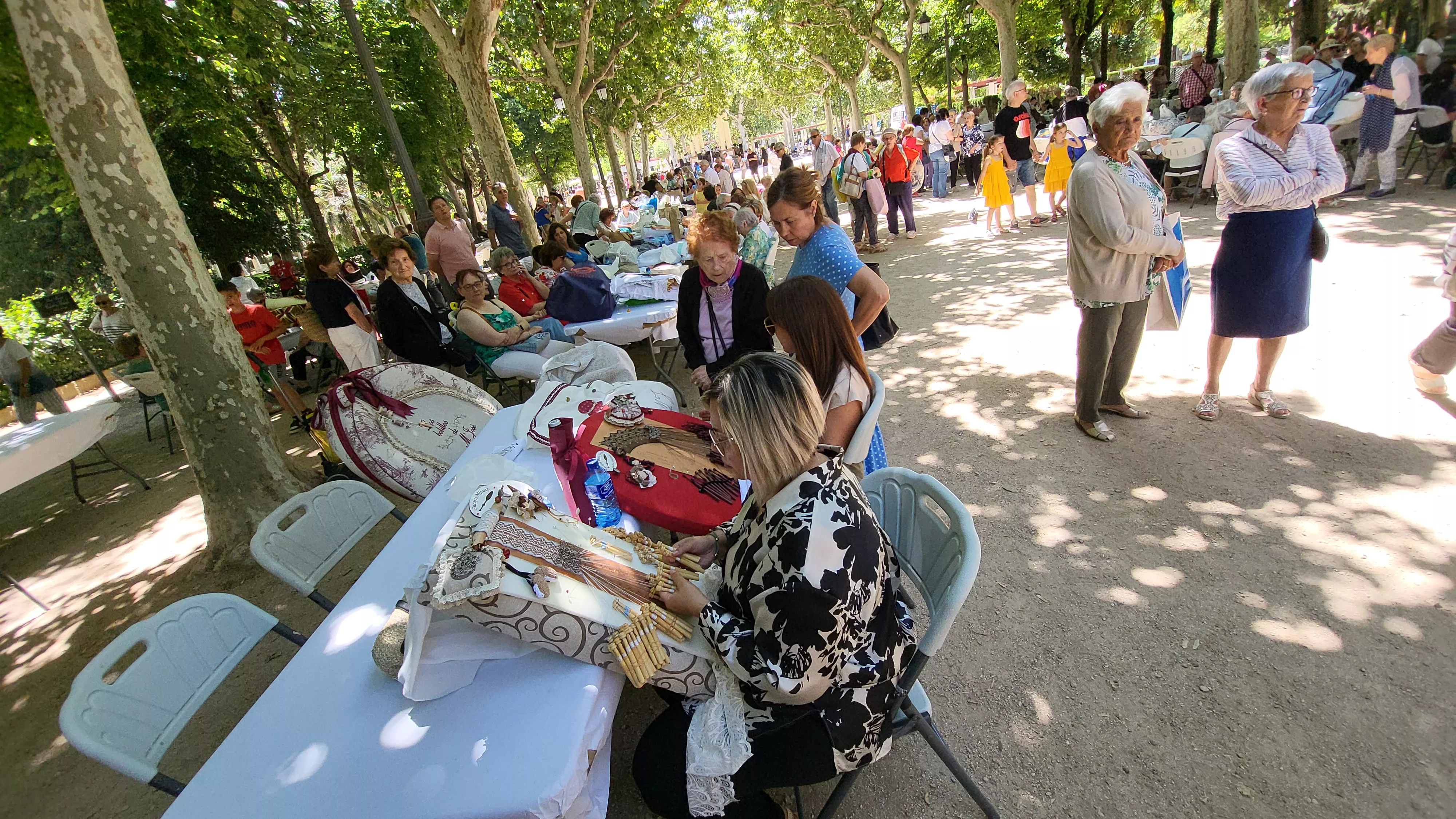 Encuentro de Bolillos de Huesca en el parque Miguel Servet. Foto Mercedes Manterola