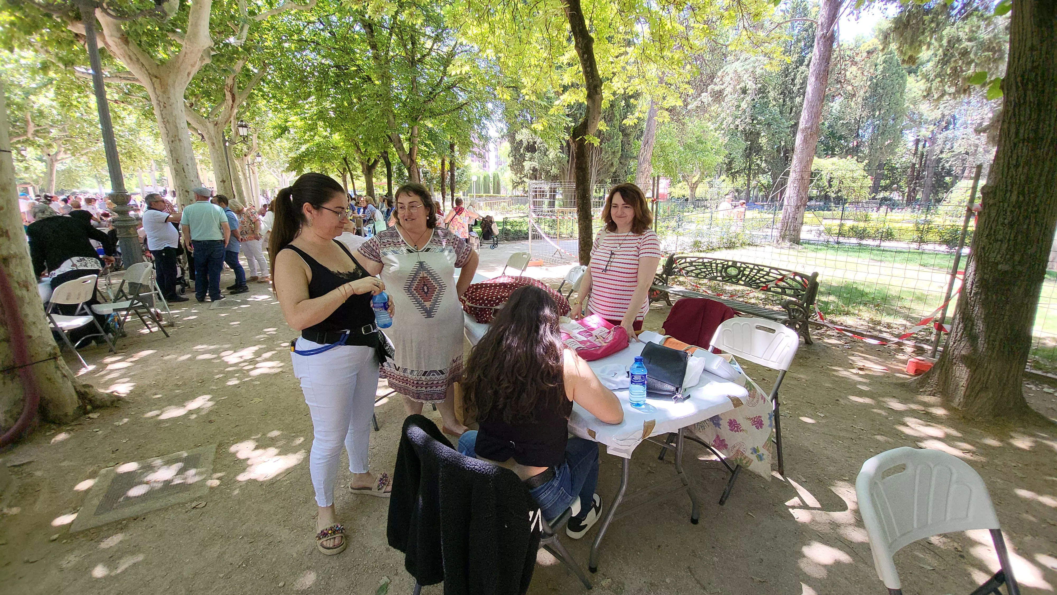 Encuentro de Bolillos de Huesca en el parque Miguel Servet. Foto Mercedes Manterola