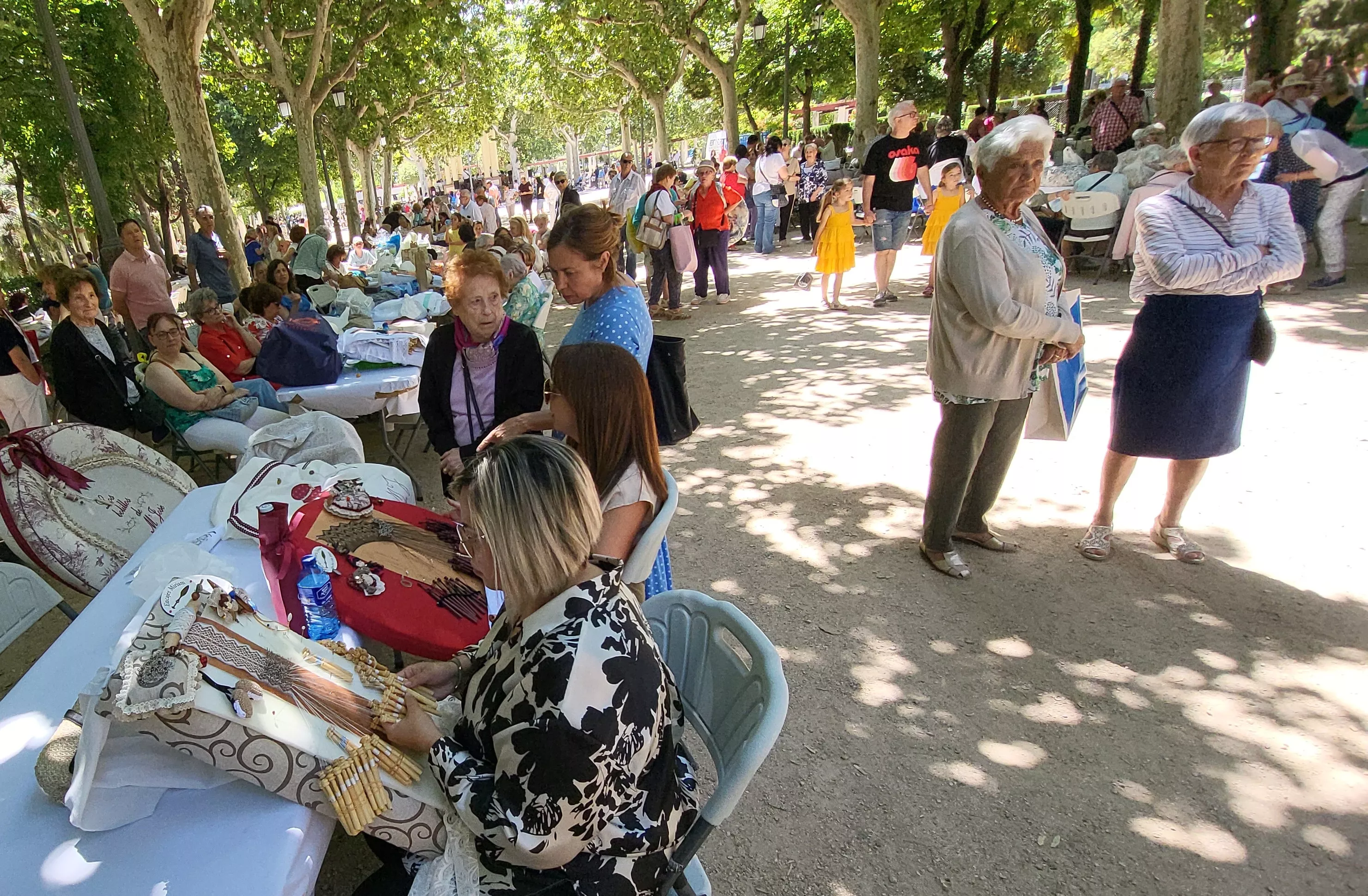 Encuentro de Bolillos de Huesca en el parque Miguel Servet. Foto Mercedes Manterola