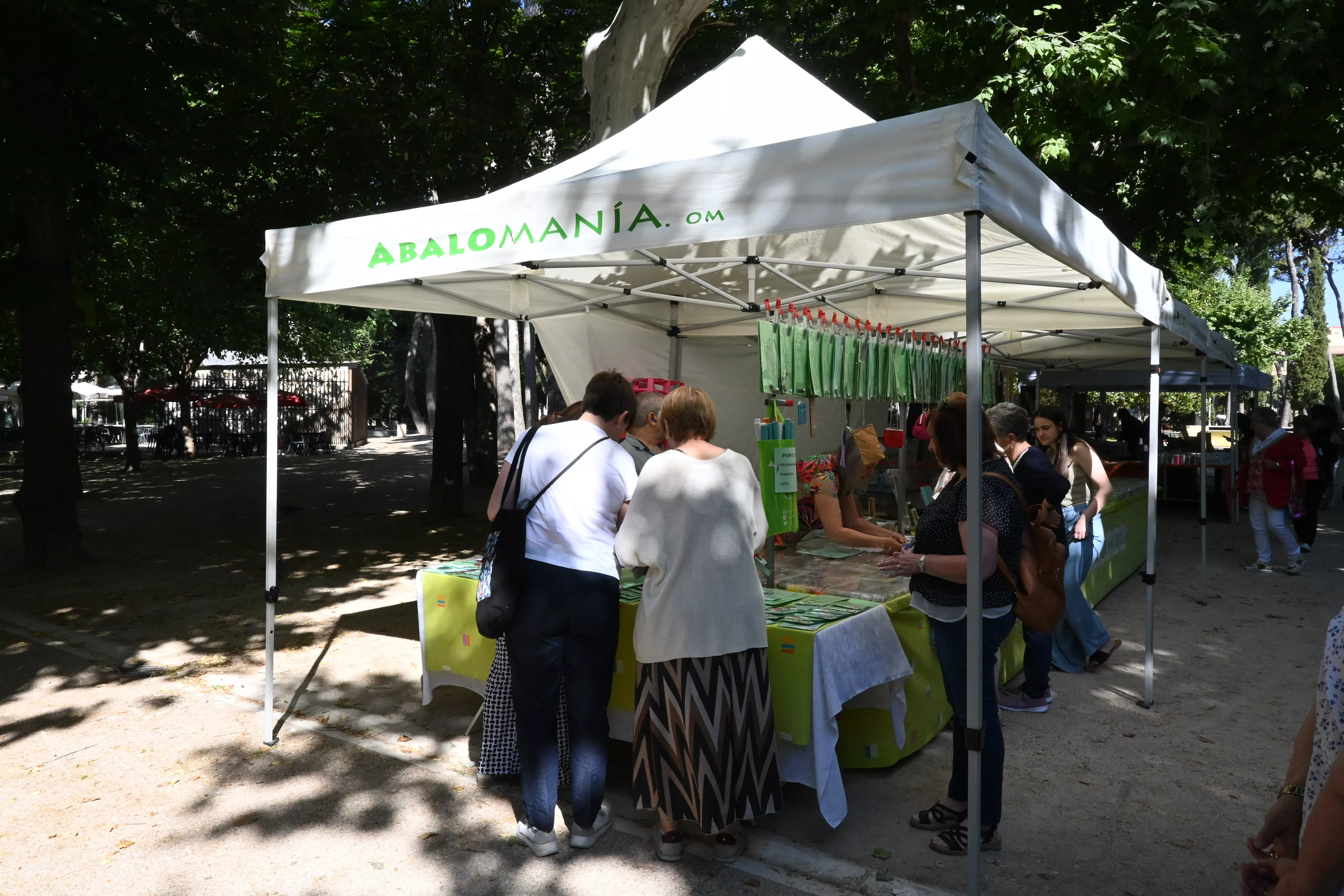 Encuentro de Bolillos de Huesca en el parque Miguel Servet. Foto Carlos Jalle