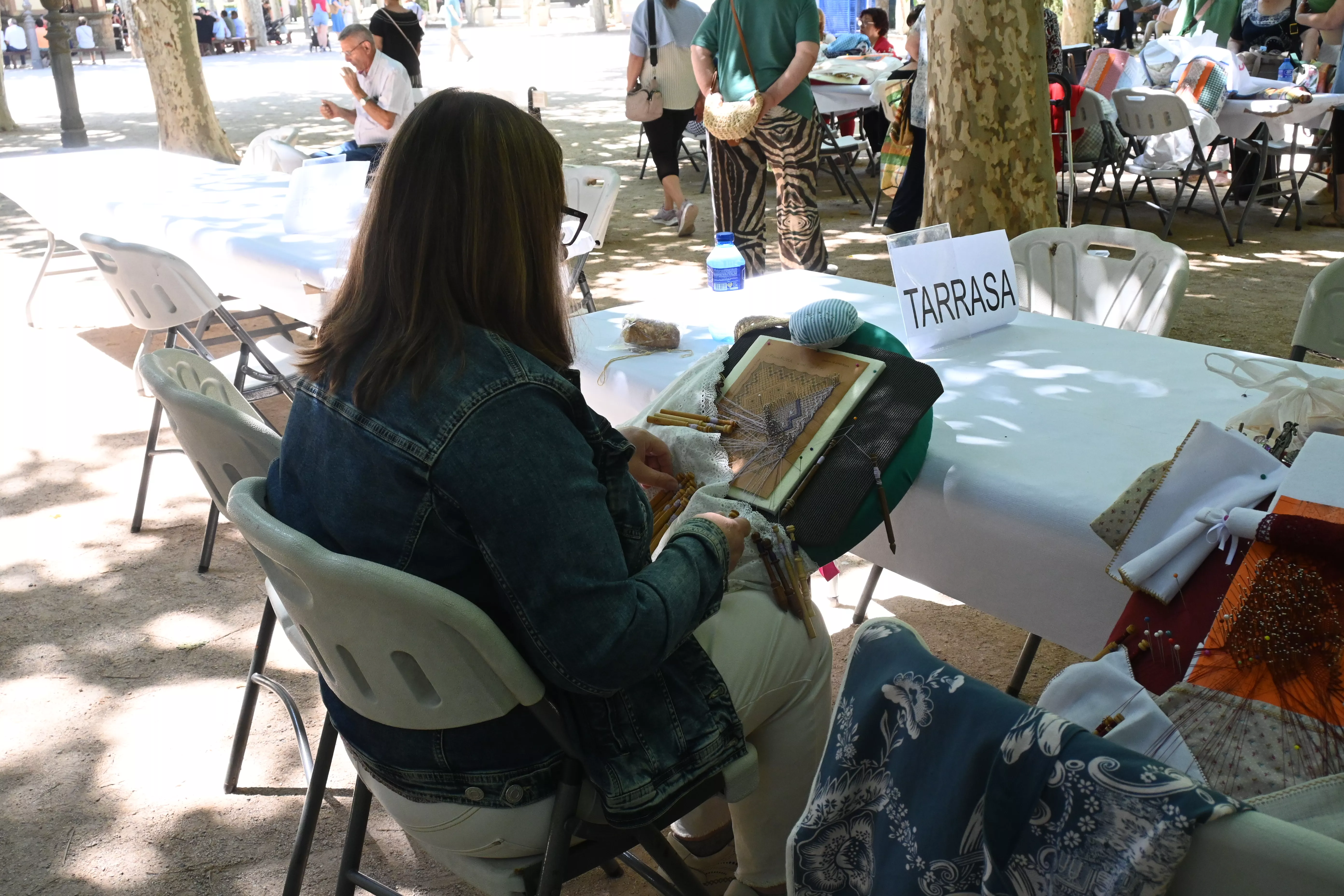 Encuentro de Bolillos de Huesca en el parque Miguel Servet. Foto Carlos Jalle