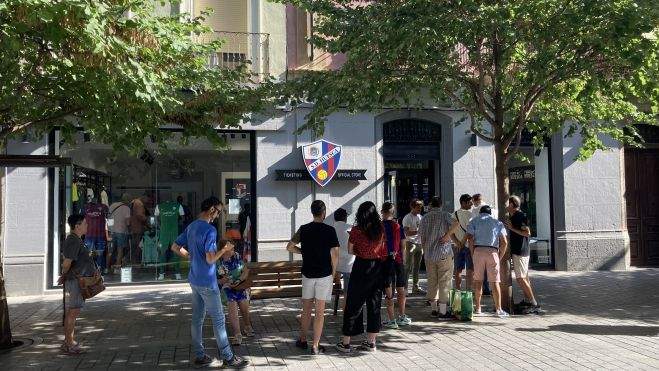 Una pequeña cola en el exterior de la tienda de la SD Huesca. Una pequeña cola en el exterior de la tienda de la SD Huesca.