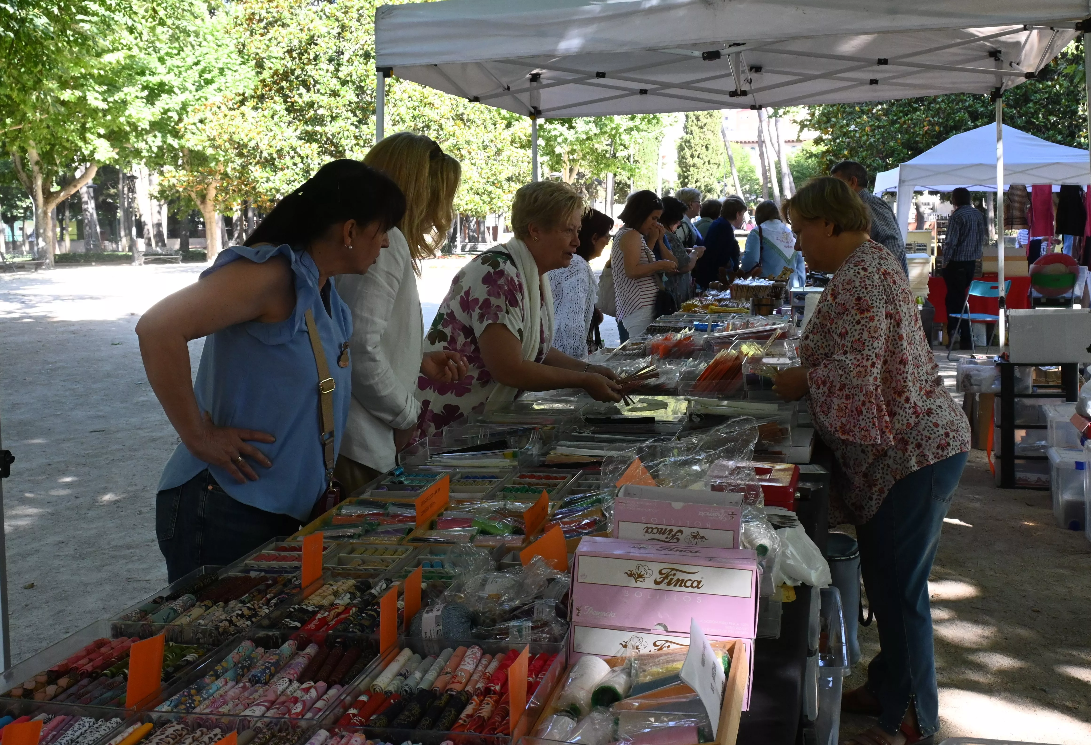 Encuentro de Bolillos de Huesca en el parque Miguel Servet. Foto Carlos Jalle