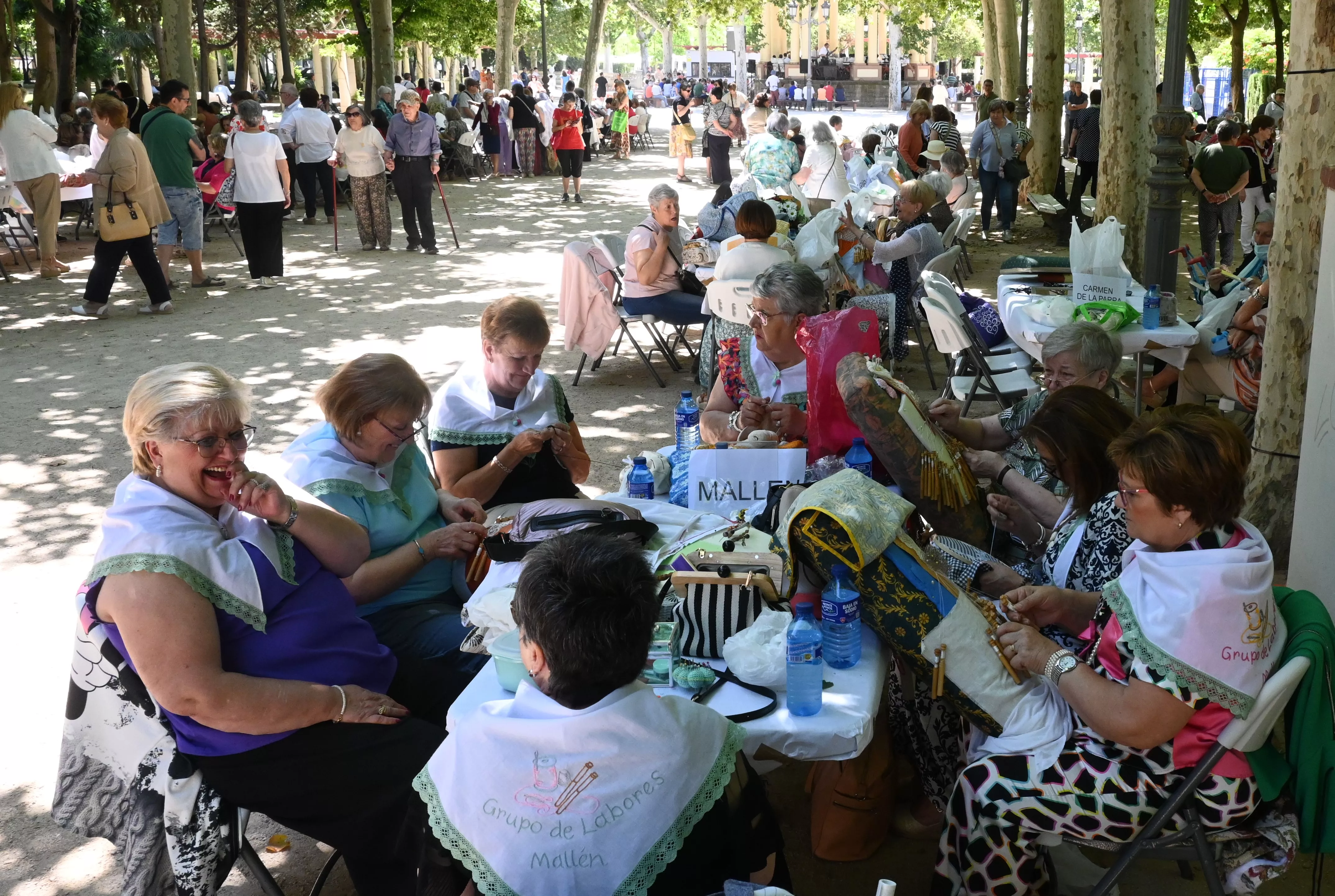 Encuentro de Bolillos de Huesca en el parque Miguel Servet. Foto Carlos Jalle