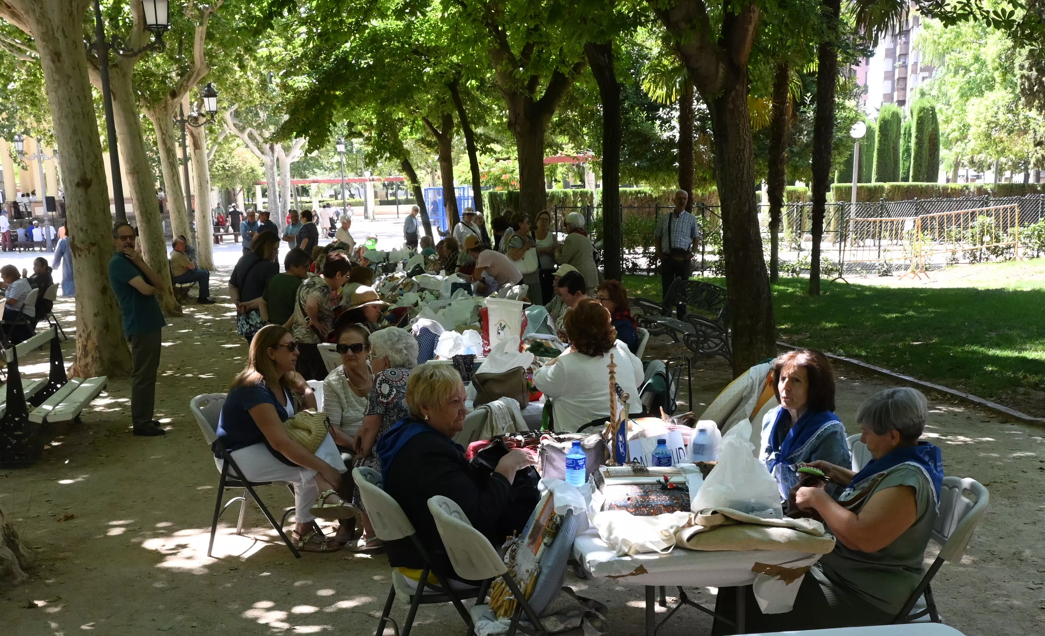 Encuentro de Bolillos de Huesca en el parque Miguel Servet. Foto Carlos Jalle