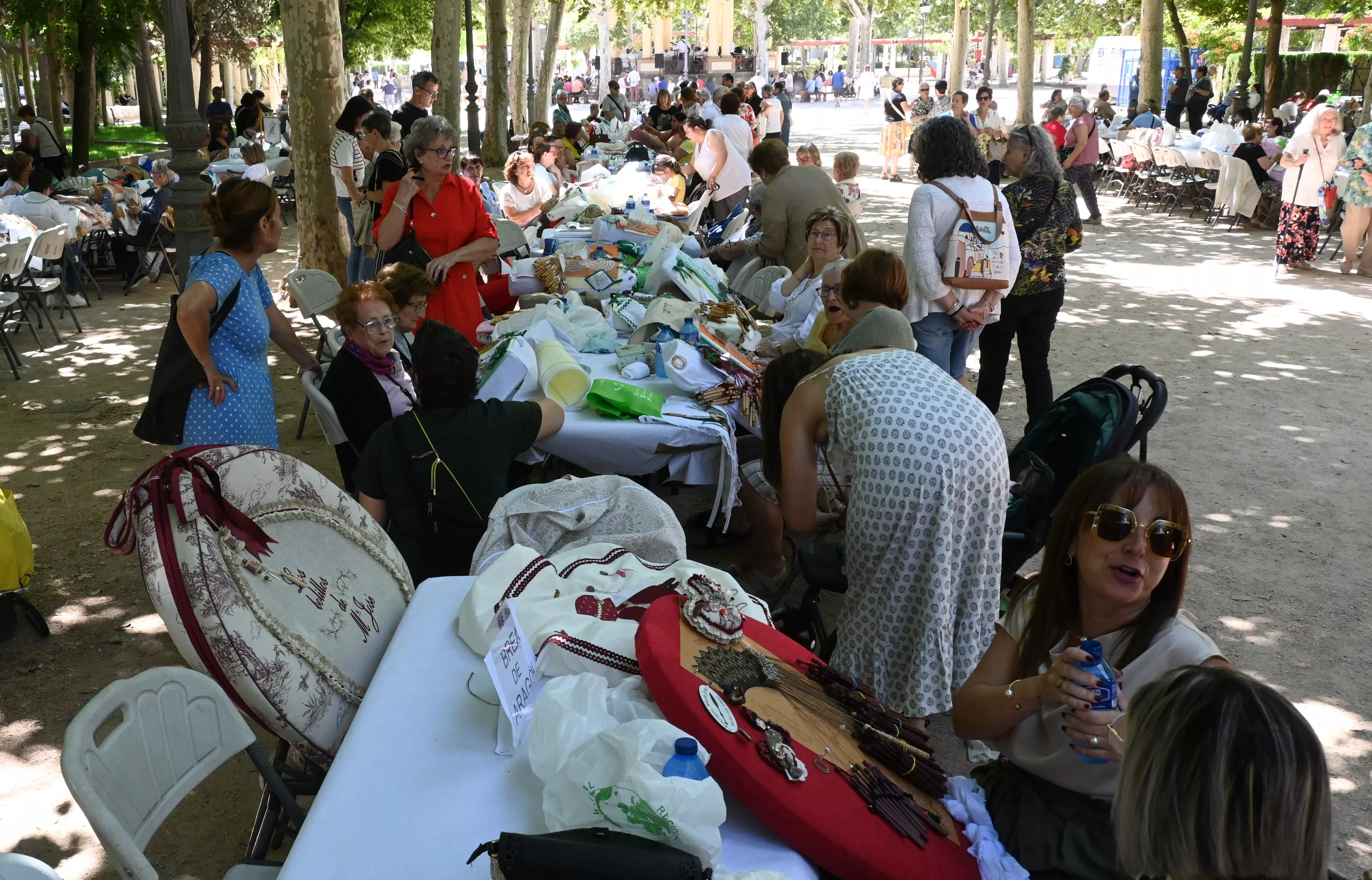 Encuentro de Bolillos de Huesca en el parque Miguel Servet. Foto Carlos Jalle