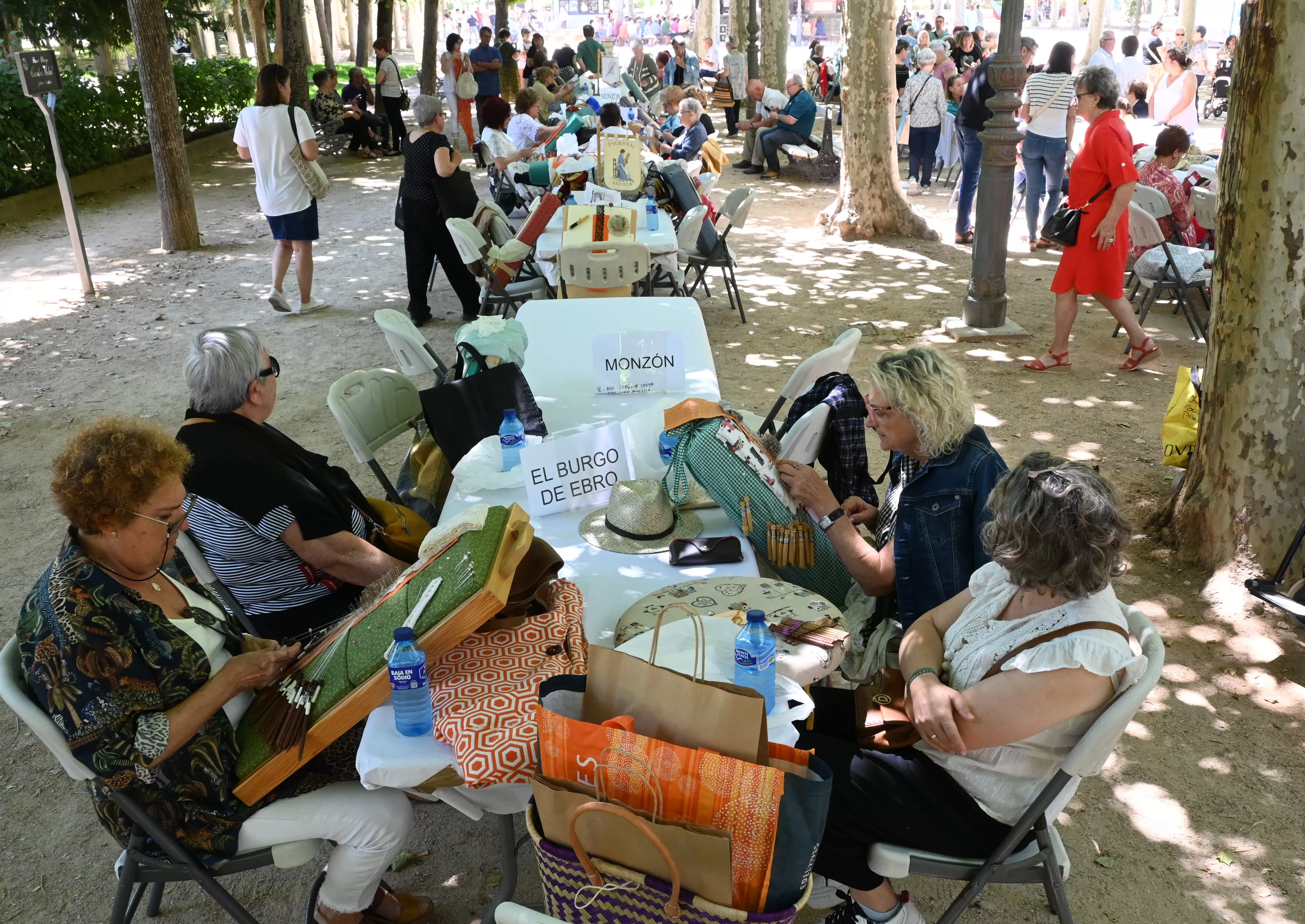 Encuentro de Bolillos de Huesca en el parque Miguel Servet. Foto Carlos Jalle