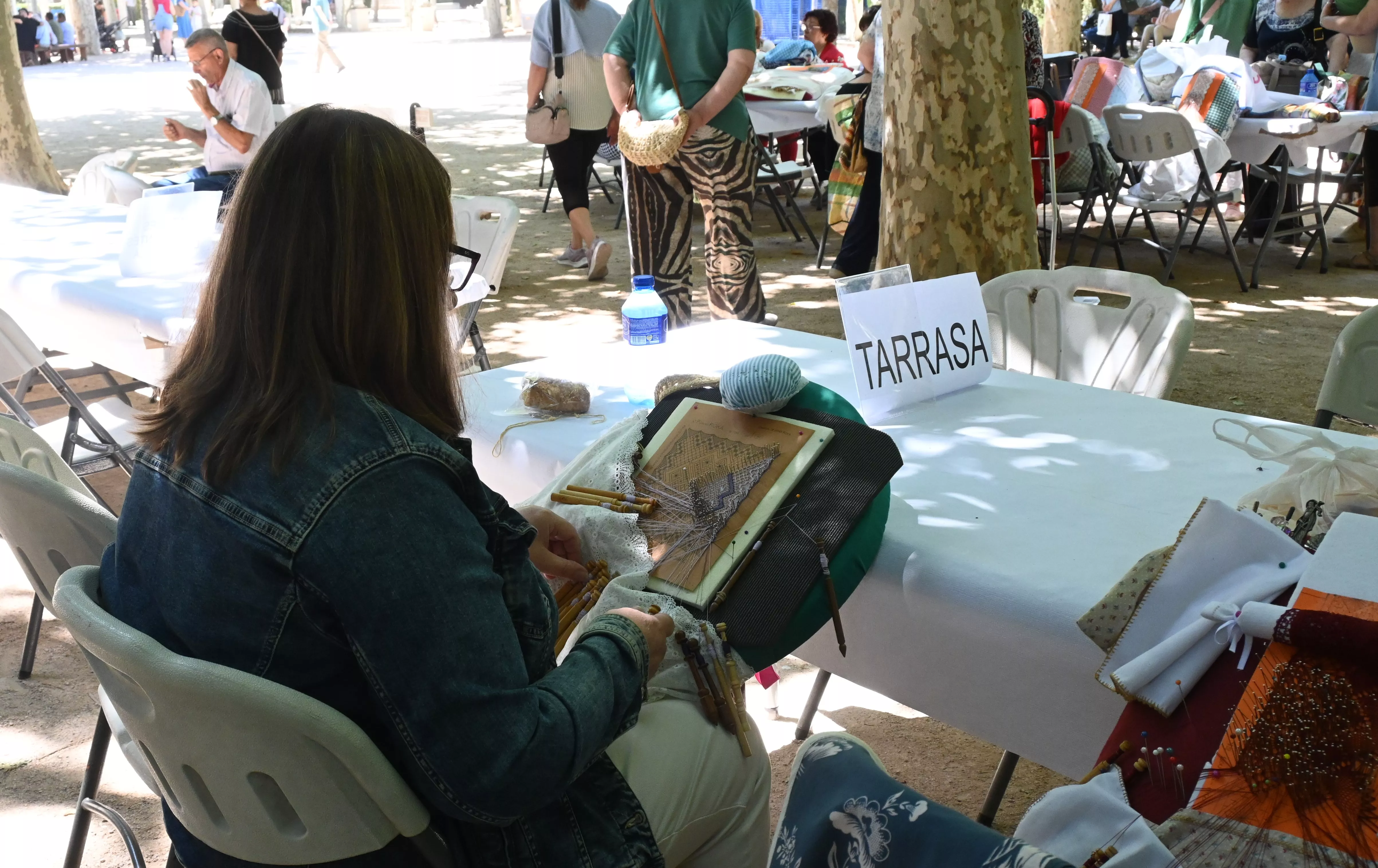 Encuentro de Bolillos de Huesca en el parque Miguel Servet. Foto Carlos Jalle