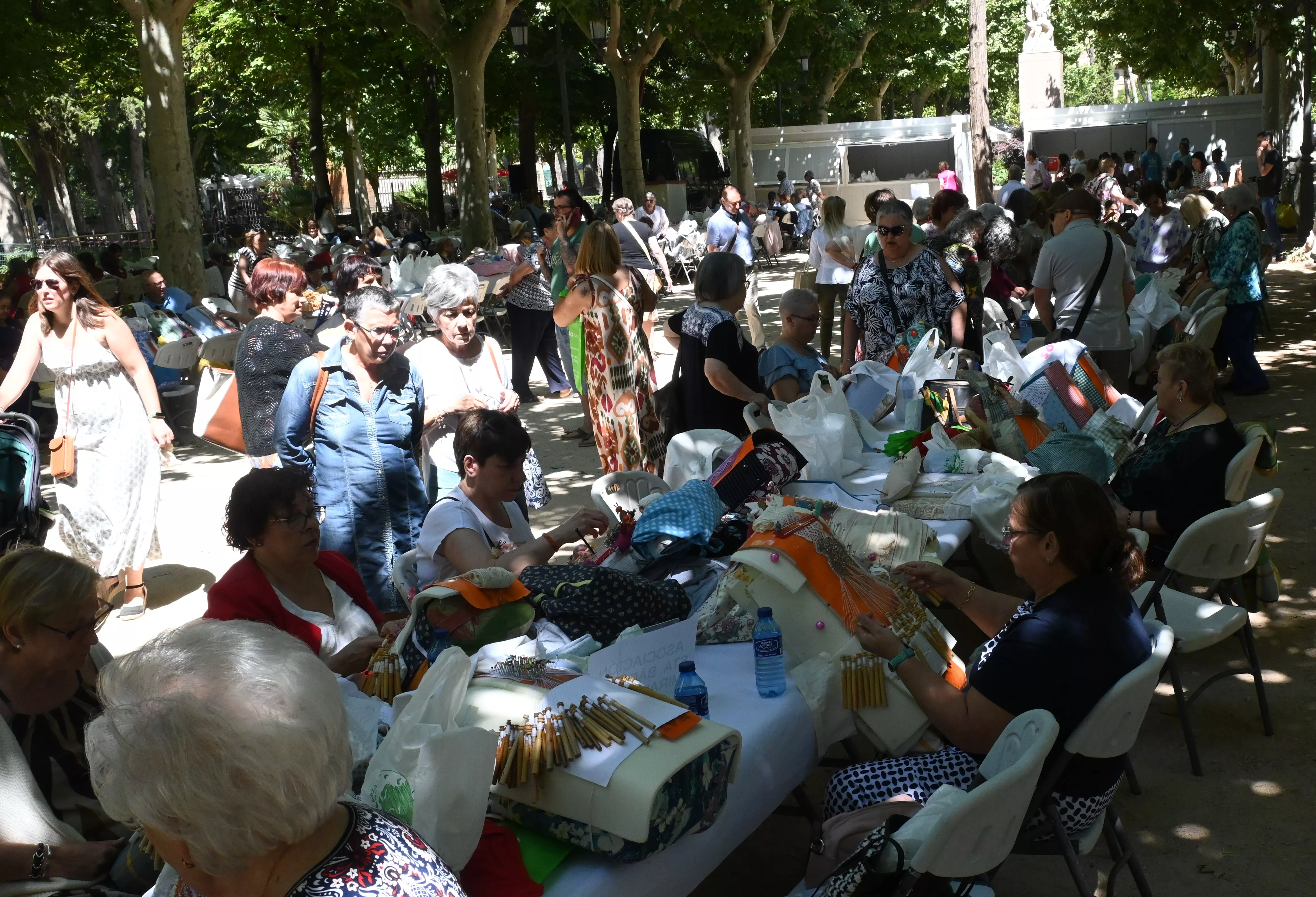 Encuentro de Bolillos de Huesca en el parque Miguel Servet. Foto Carlos Jalle