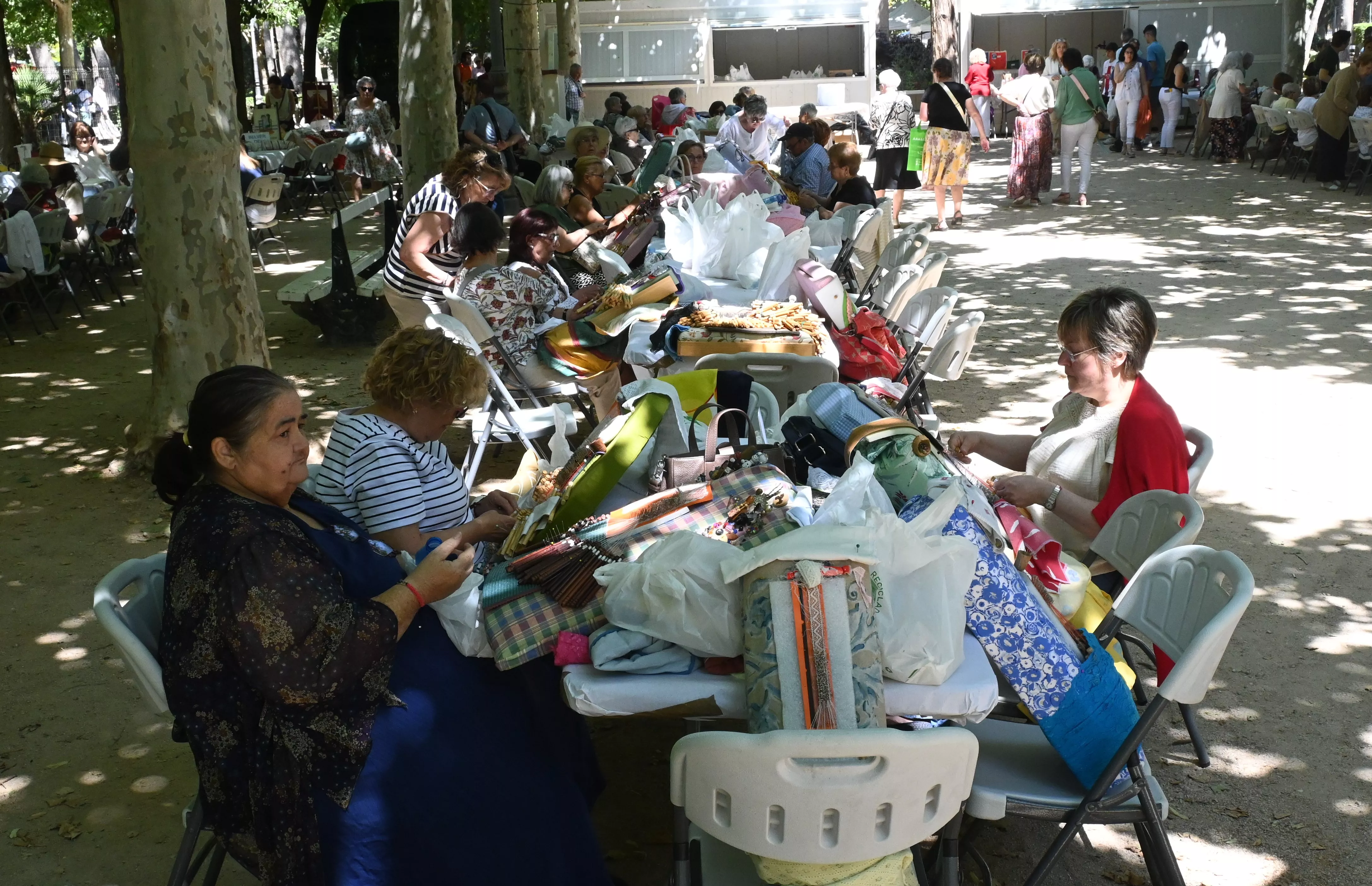 Encuentro de Bolillos de Huesca en el parque Miguel Servet. Foto Carlos Jalle