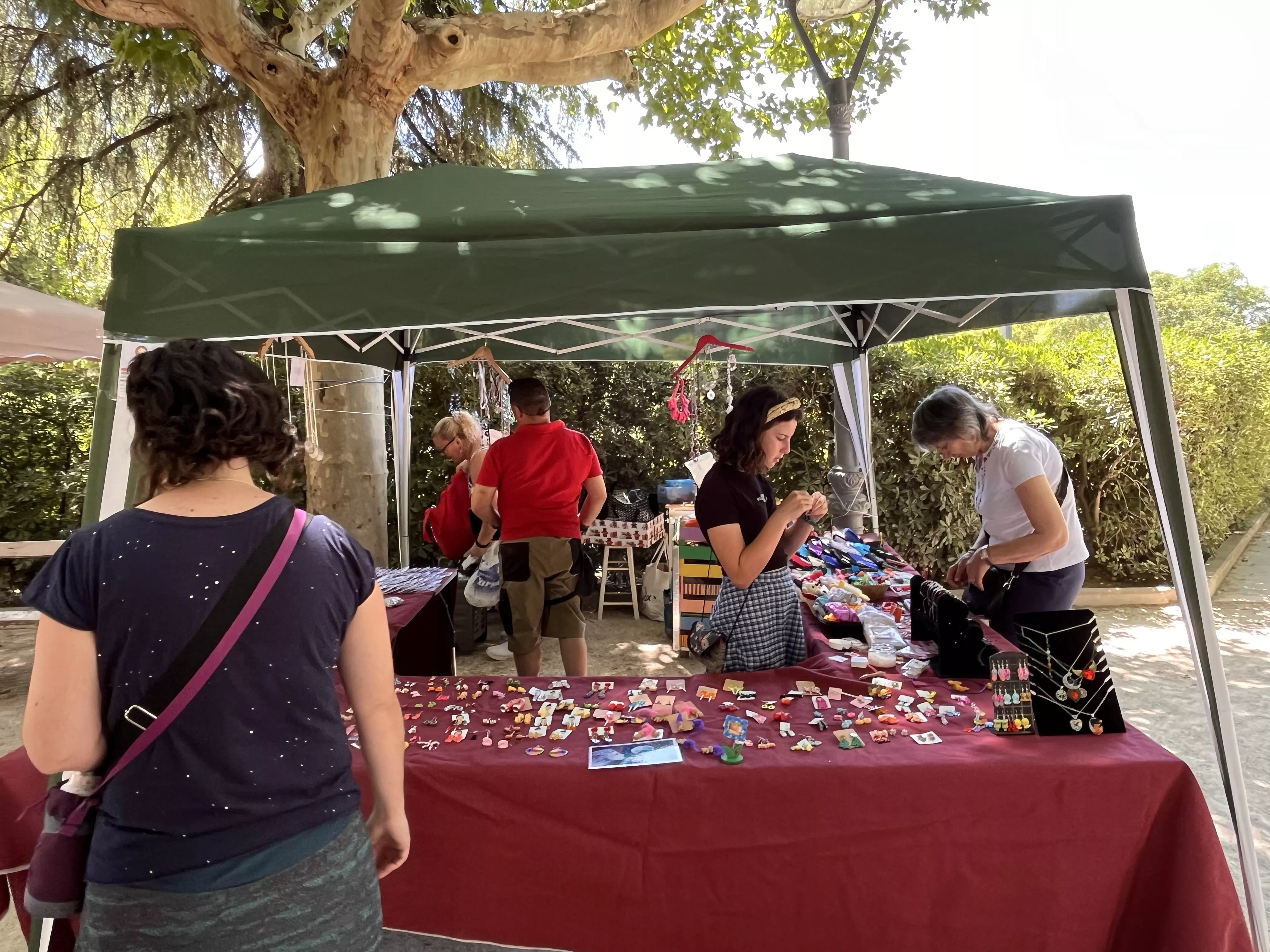 Feria de Artesanía de la Peña la Parrilla en el parque Miguel Servet de Huesca. Foto Mercedes Manterola