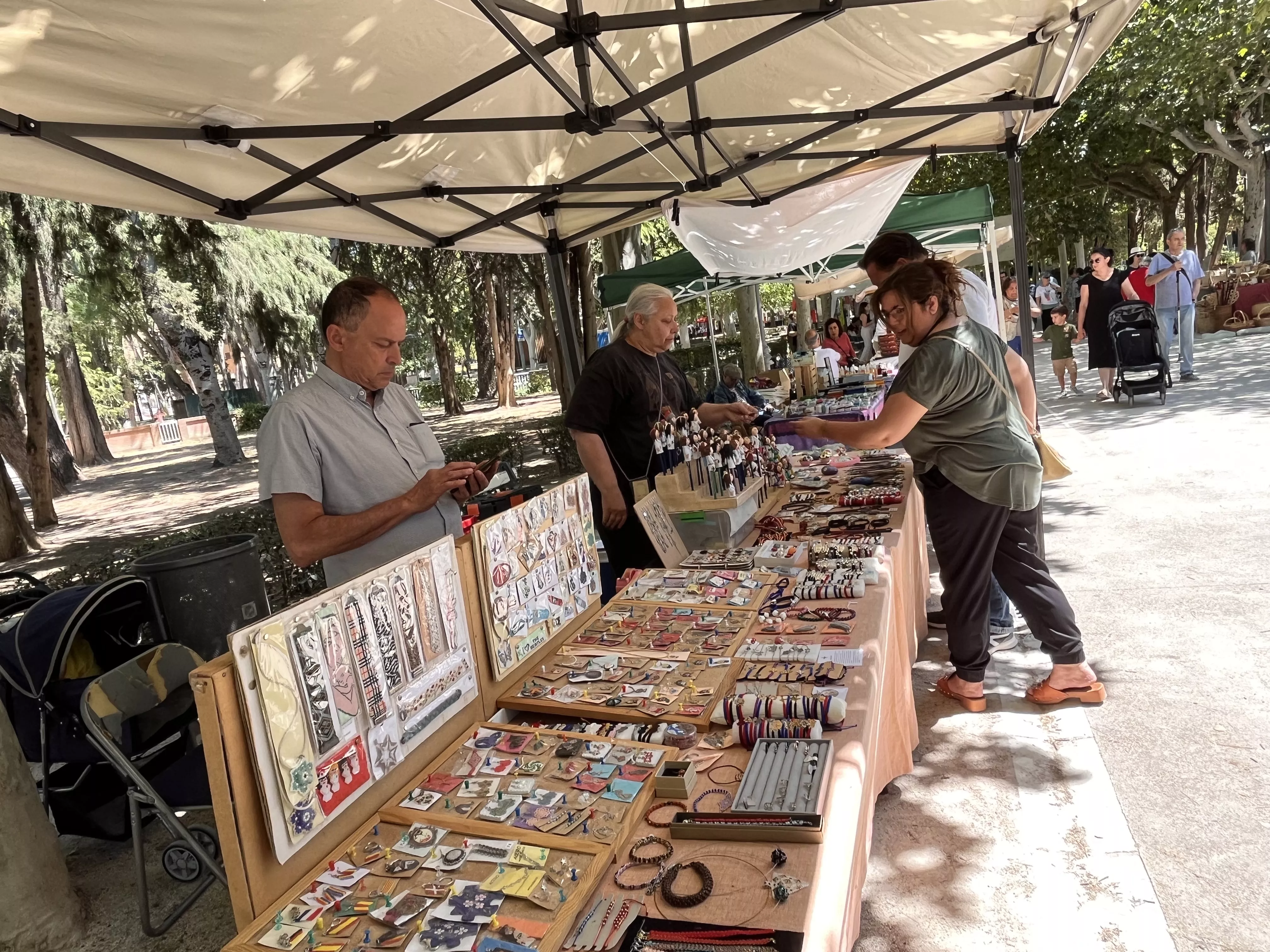 Feria de Artesanía de la Peña la Parrilla en el parque Miguel Servet de Huesca. Foto Mercedes Manterola